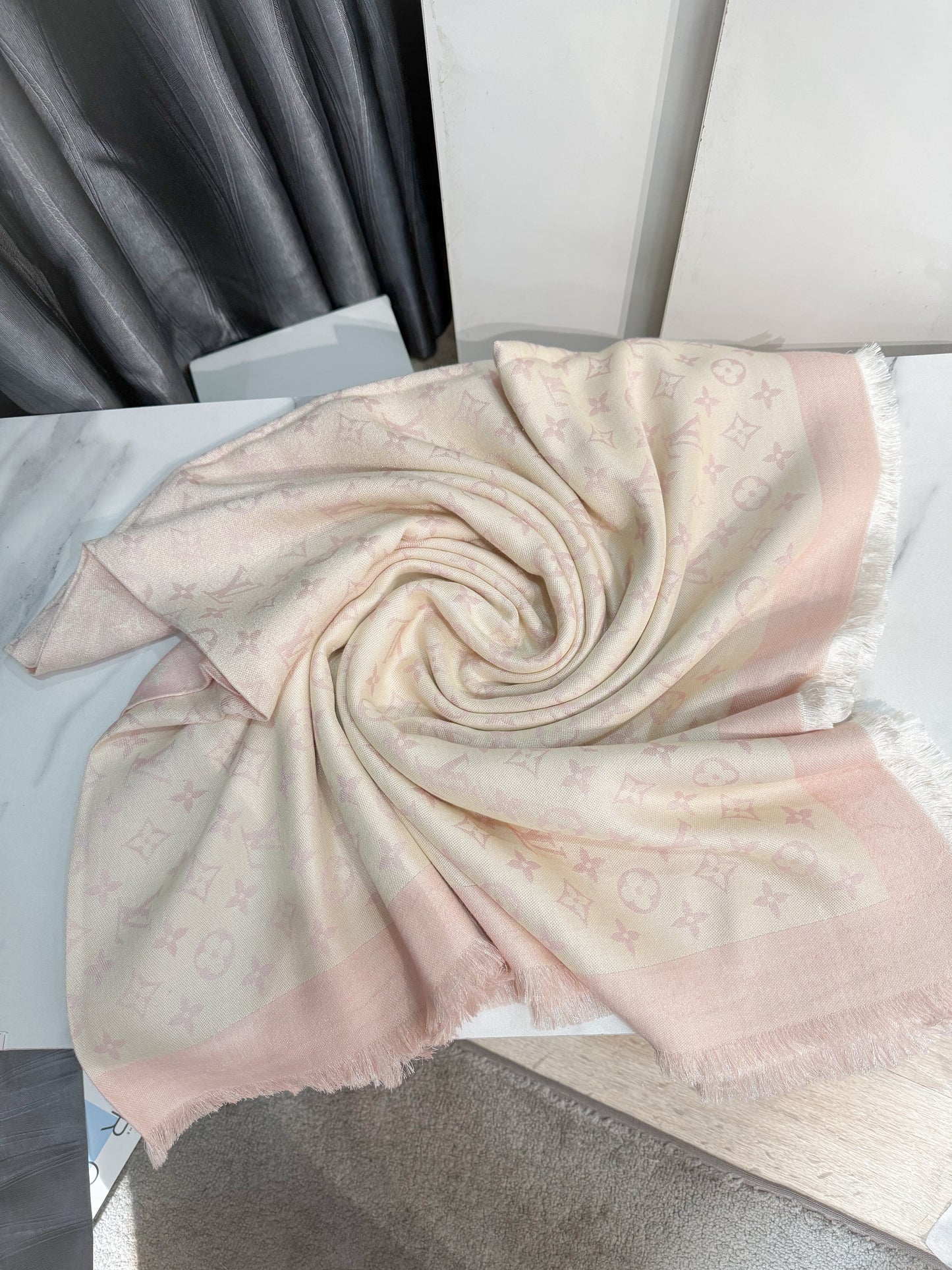 Khăn LV Ánh Kim Hồng Lạ