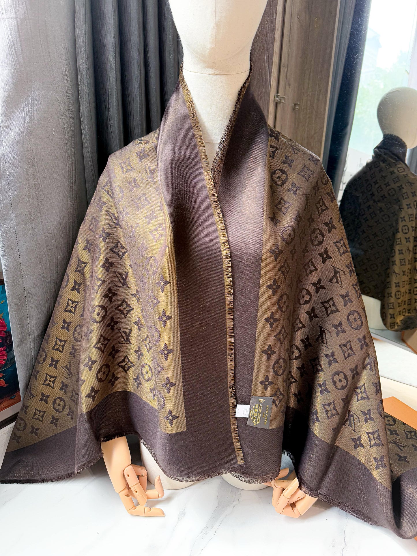 Khăn LV Ánh Kim Nâu 26/2