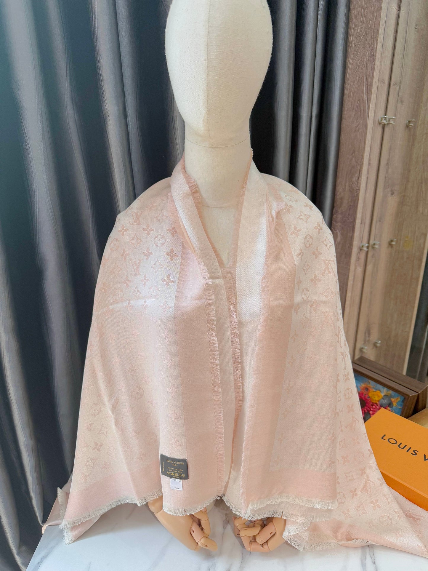 Khăn LV Hồng 12/5