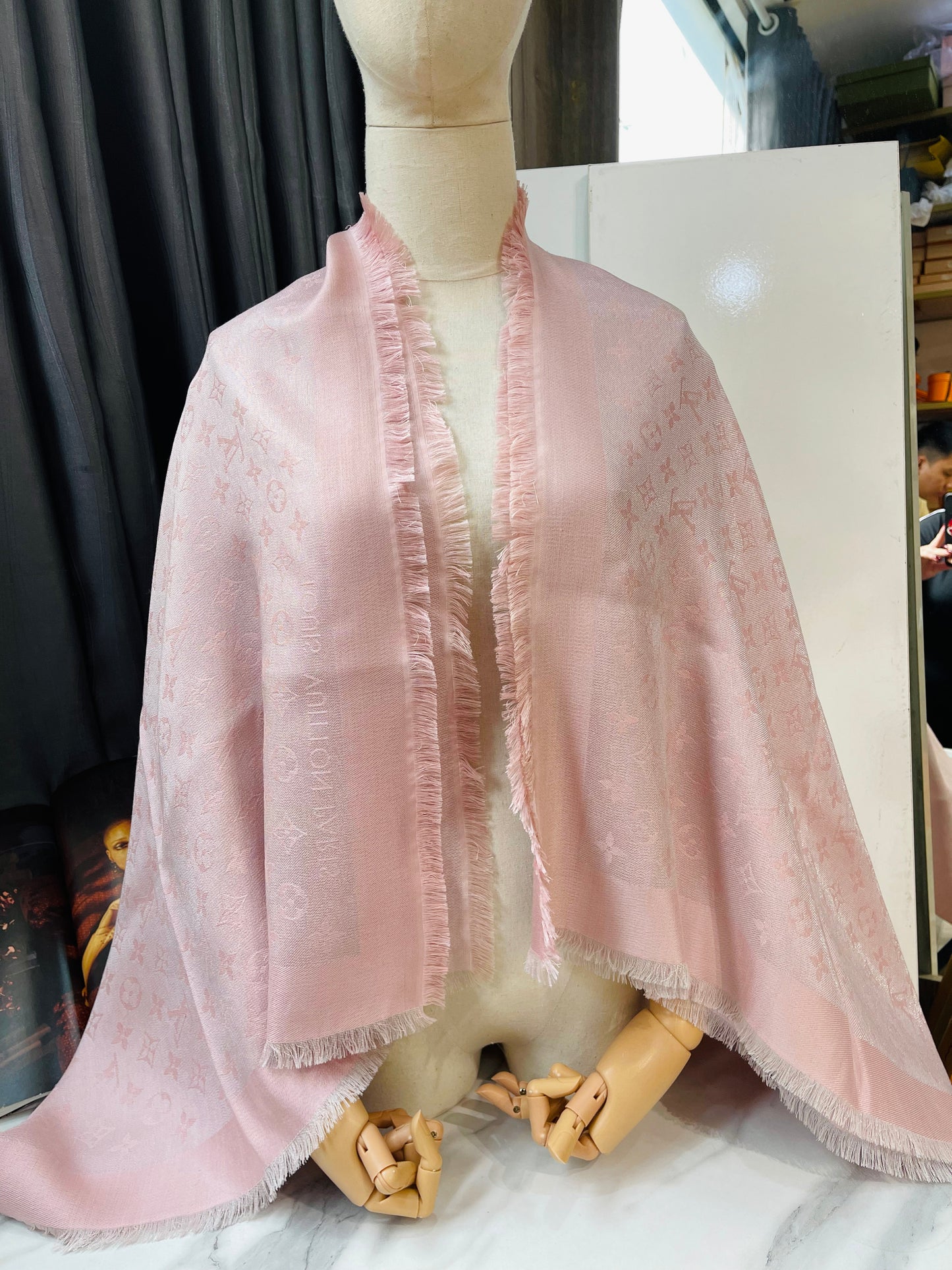 Khăn LV Hồng Ánh Kim