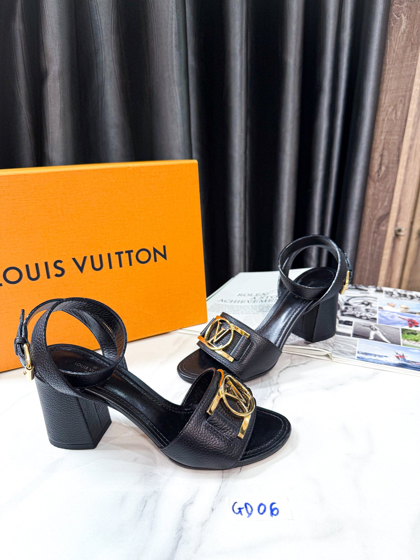 Sandal LV Da Bê Đen GD06