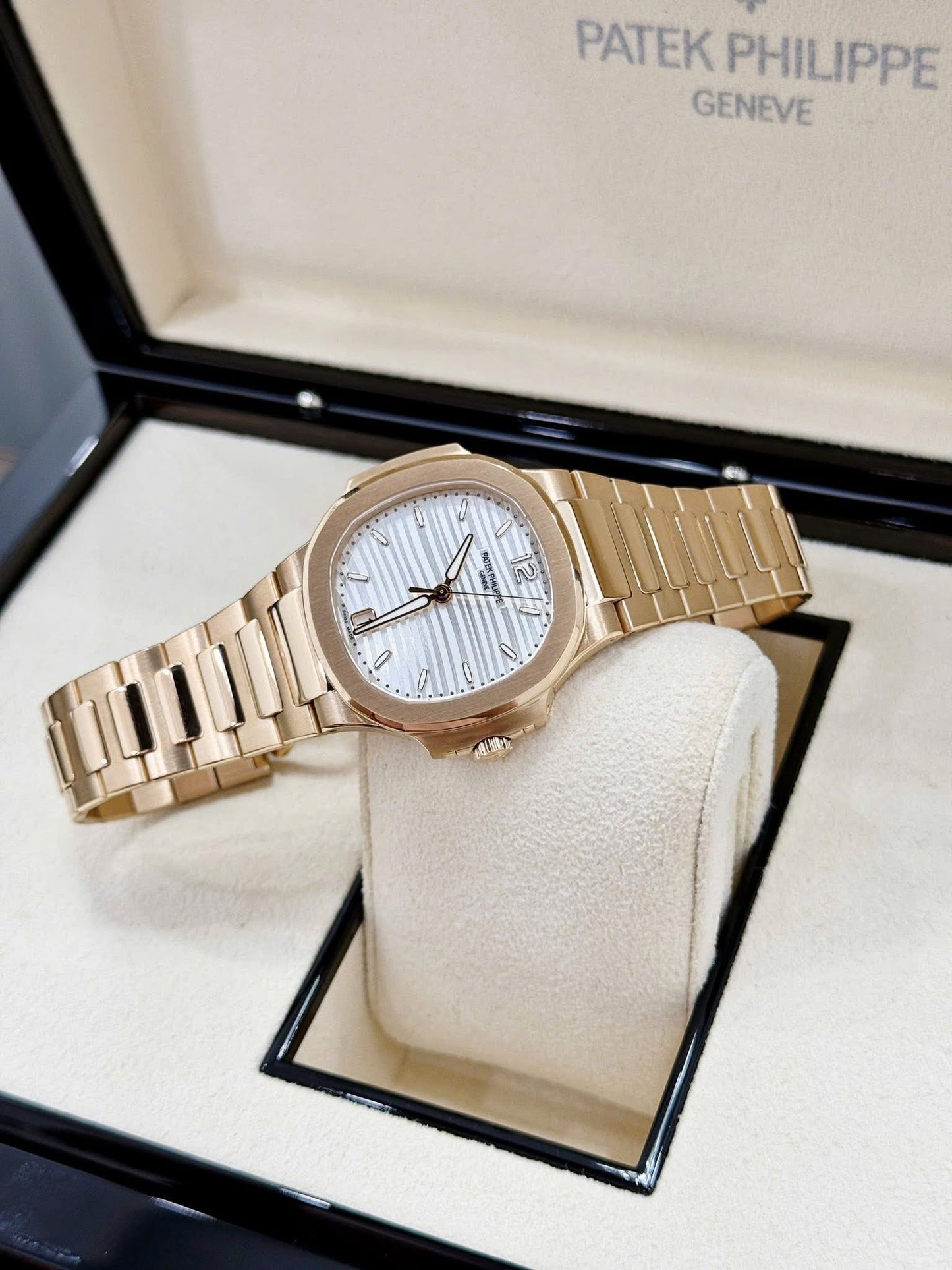 Đồng Hồ Patek Philippe Nautilus 7118R White Dial