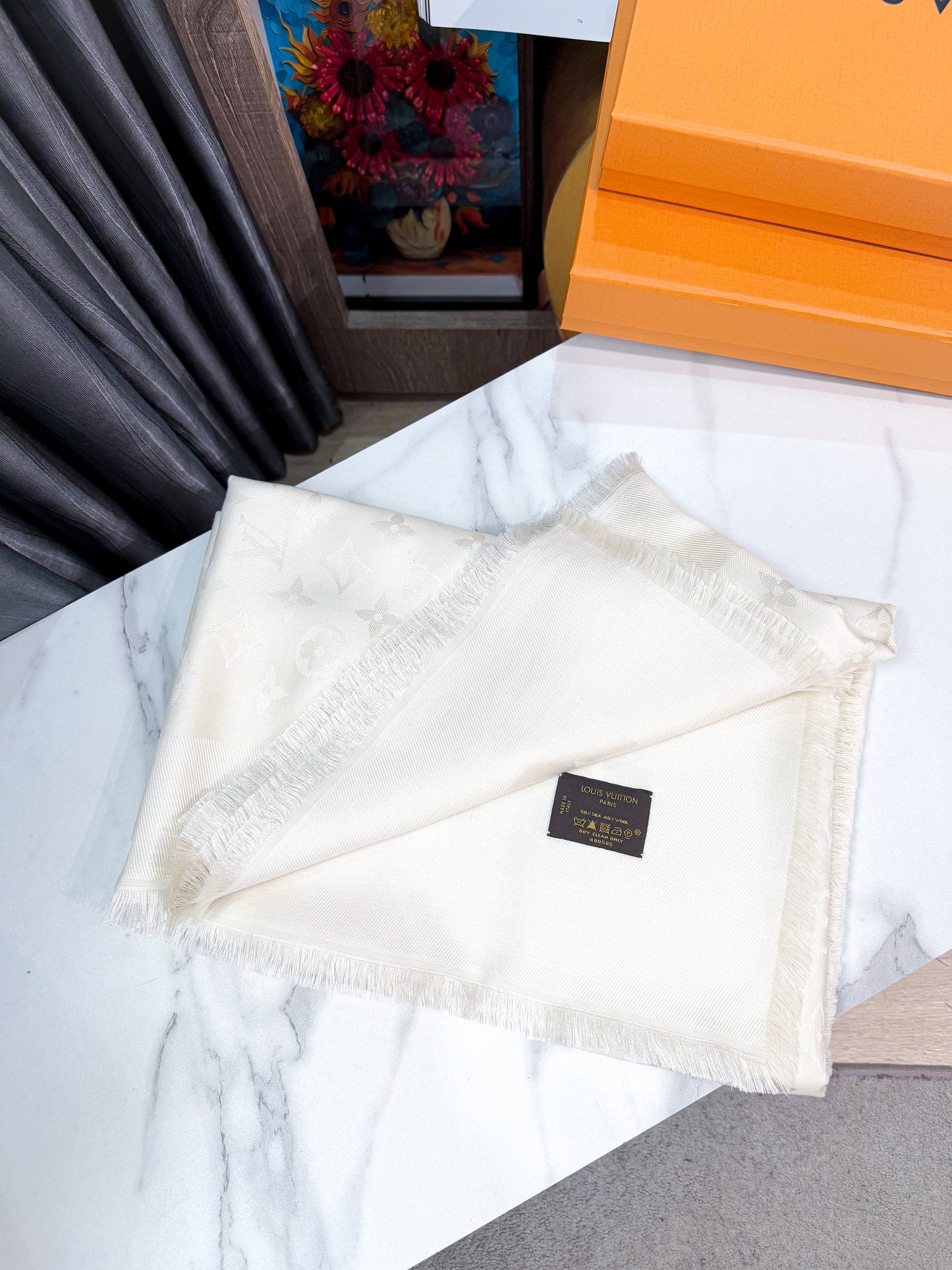 Khăn LV Trắng Ngà 28/3