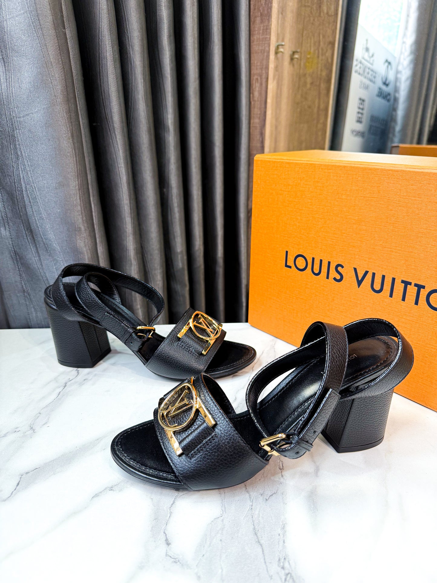 Sandal LV Da Bê Đen Size 39