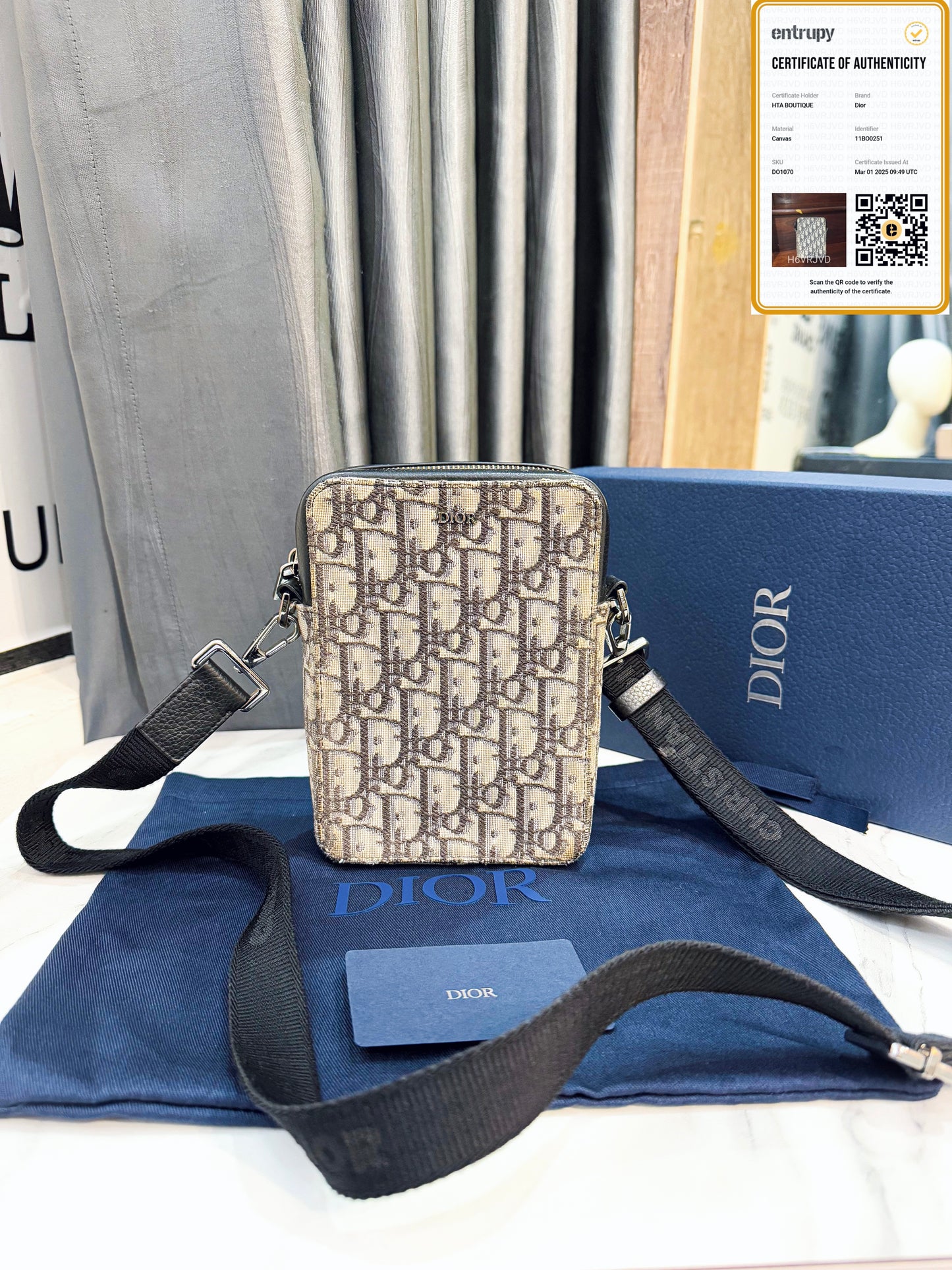 A Dior Đeo Chéo
