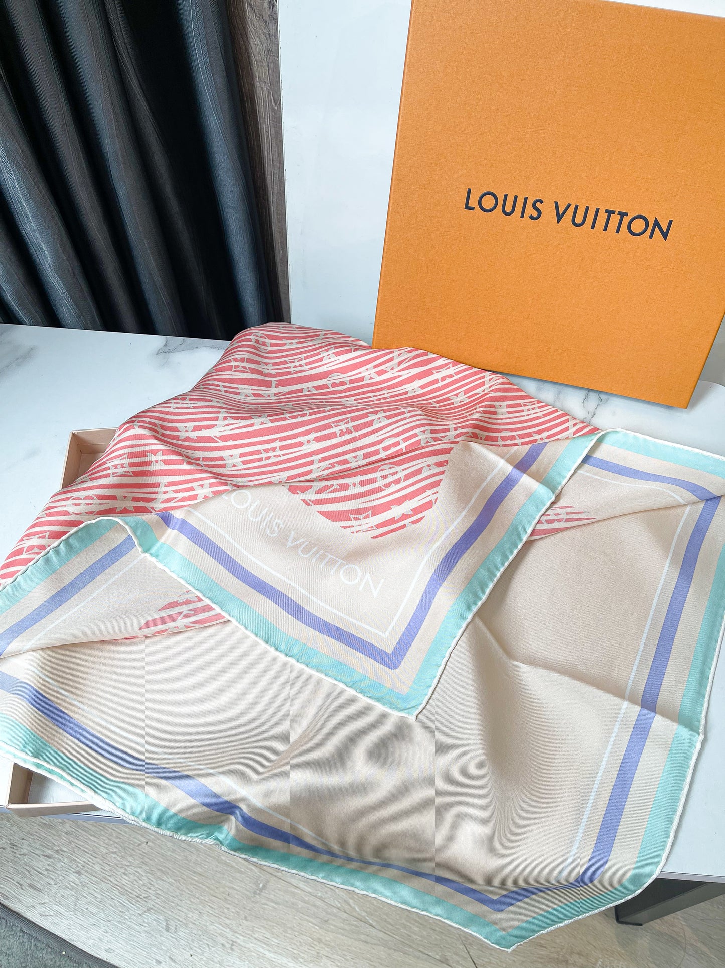 Khăn LV Lụa Khổ 90x90