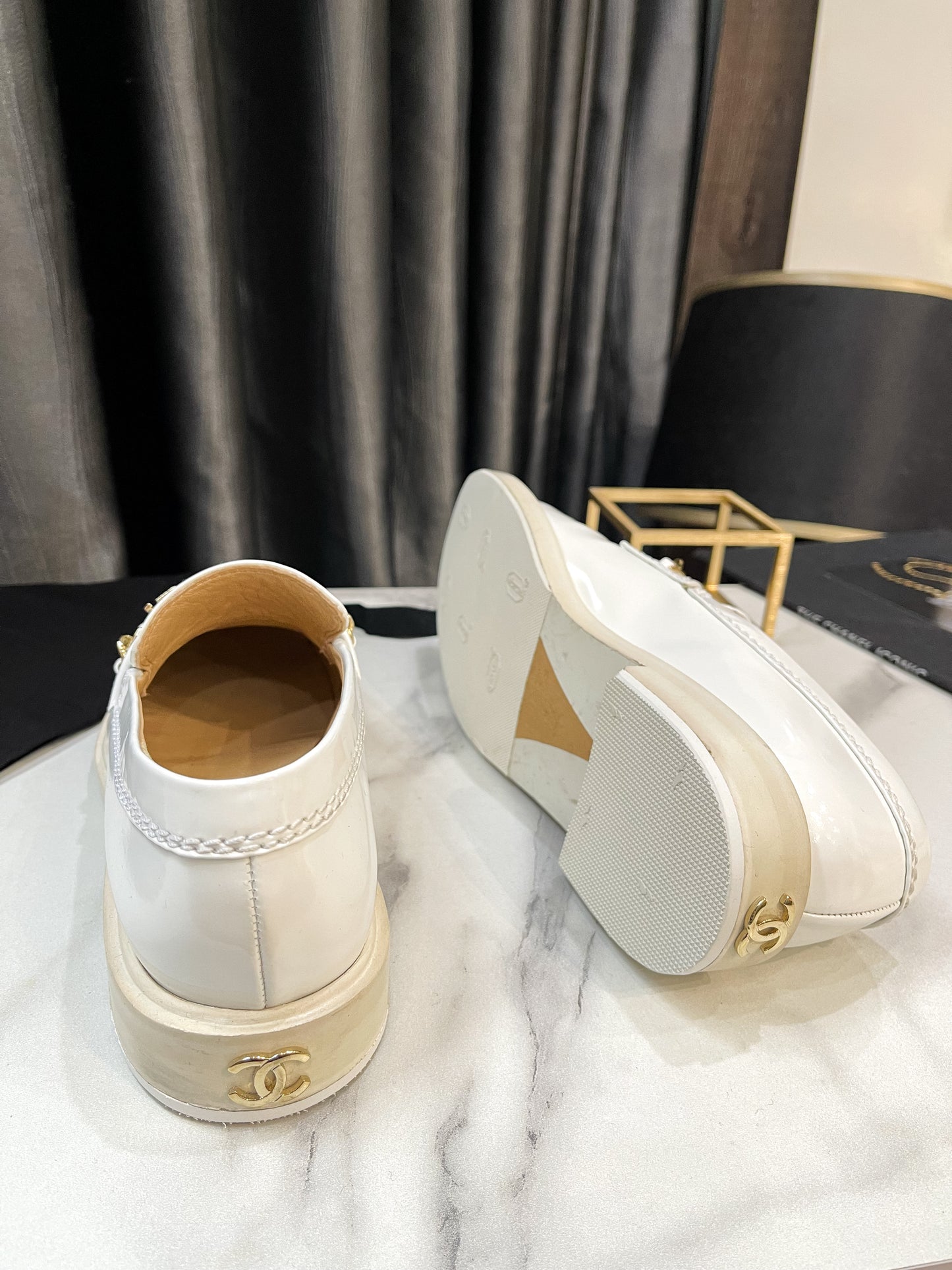 Moca Chanel Trắng