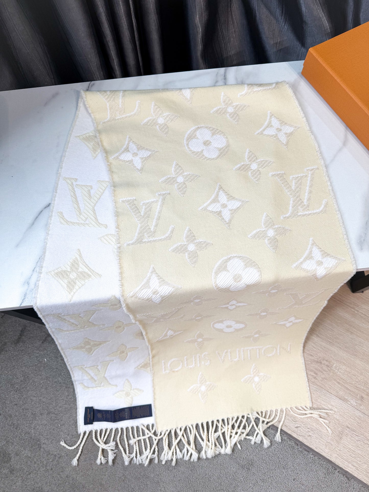 Khăn LV Len Ánh Kim