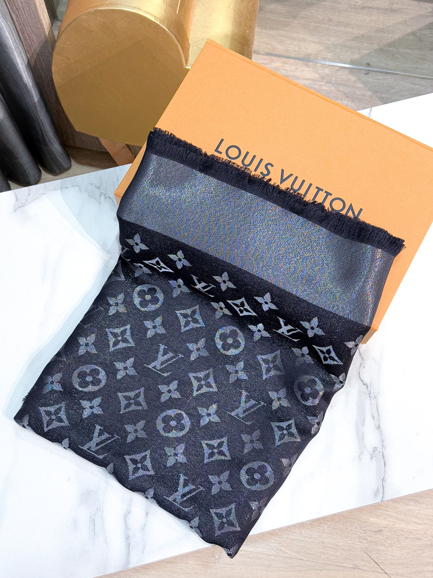 Khăn LV Ánh Kim Đen 28/2