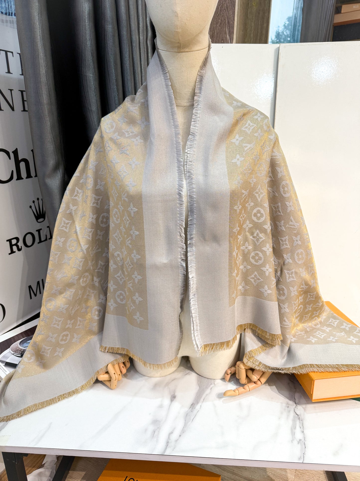 Khăn LV Ánh Kim Ghi Vàng