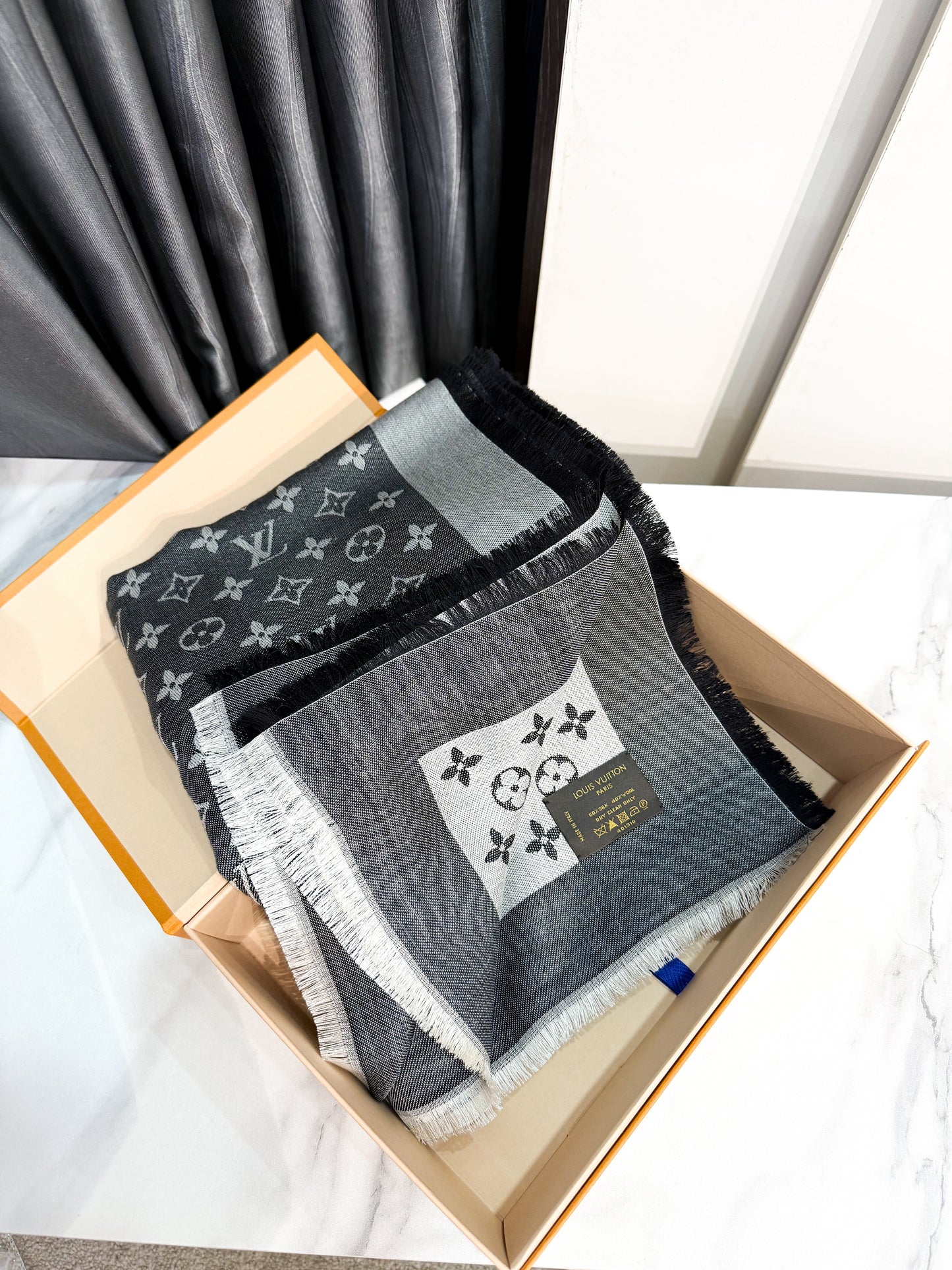 Khăn LV Denim Ghi Đen