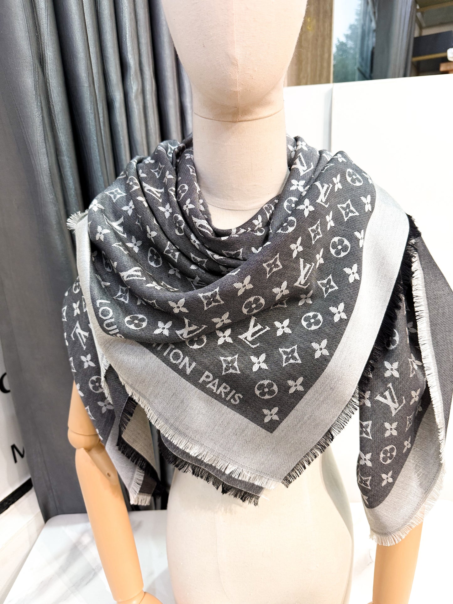 Khăn LV Denim Ghi Đen