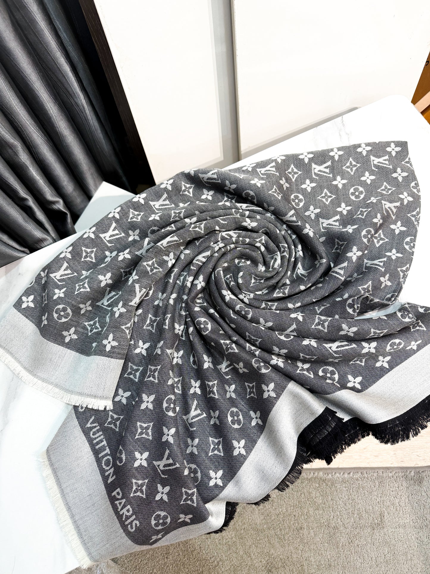 Khăn LV Denim Ghi Đen