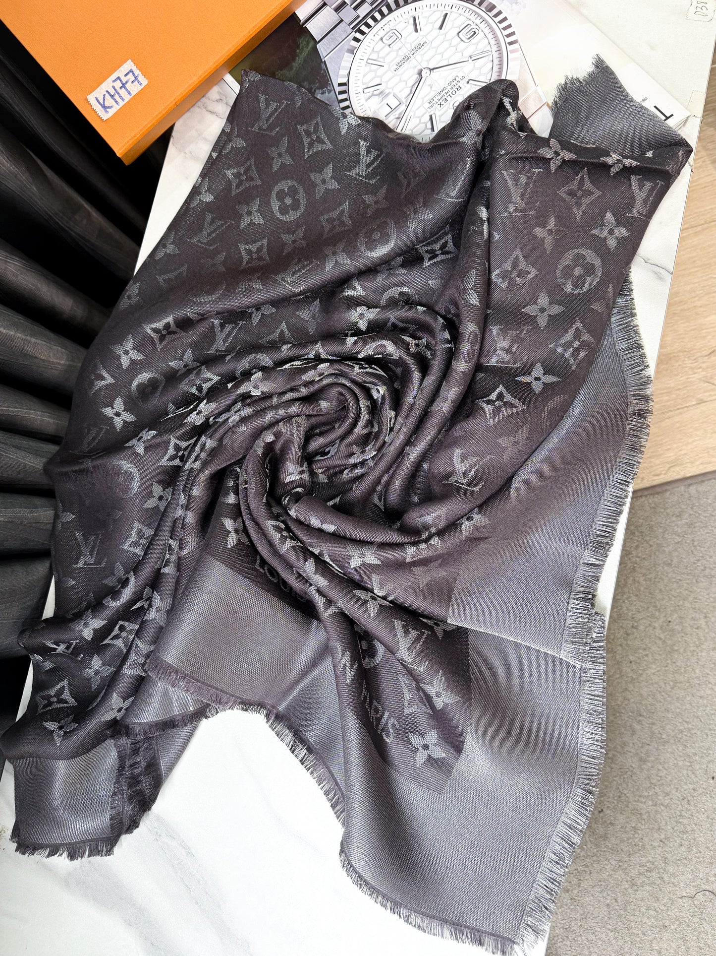 Khăn LV Ánh Kim Grey KH77 16/12