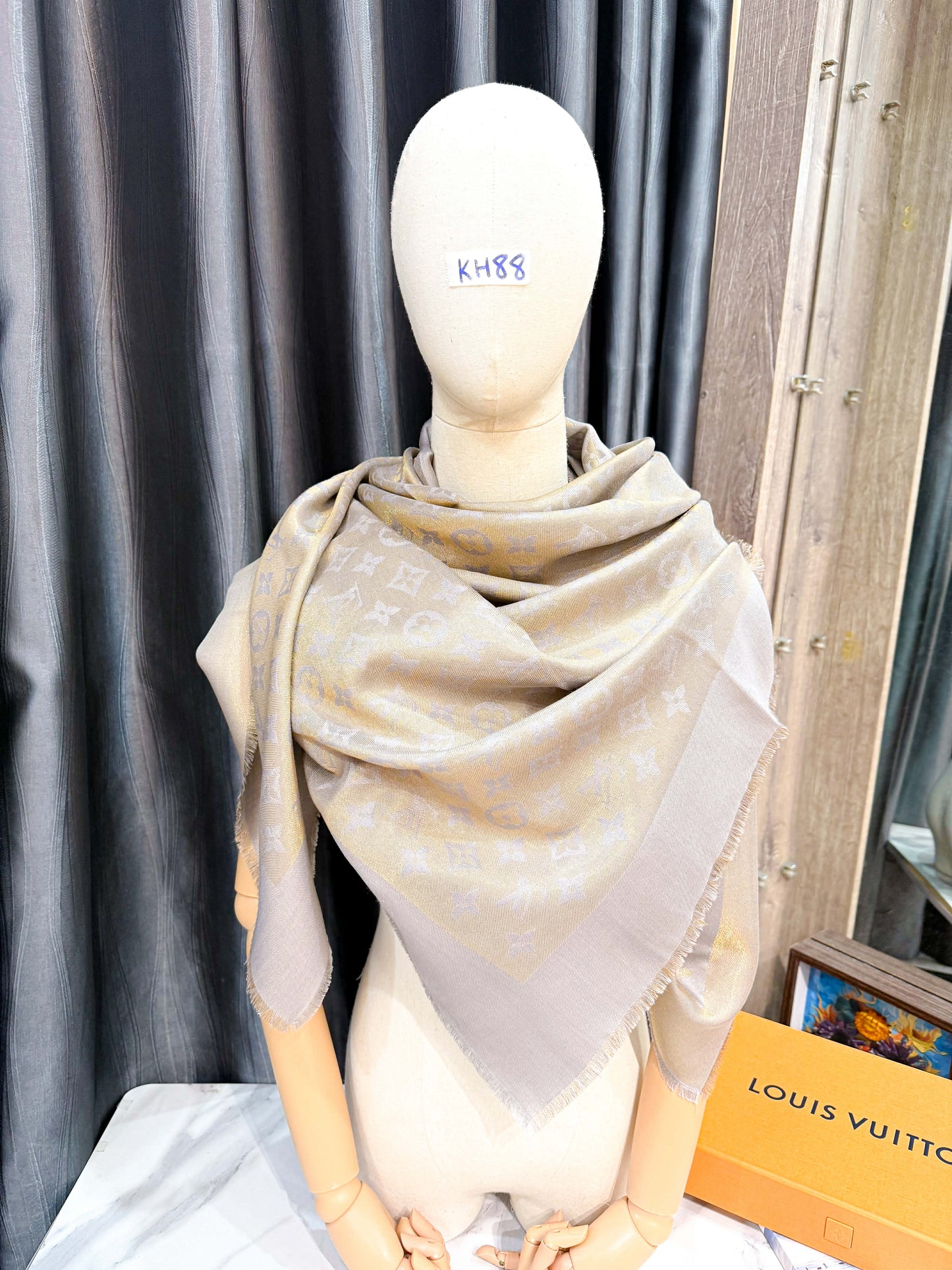 Khăn LV Ánh Kim Ghi Vàng KH88 26/12