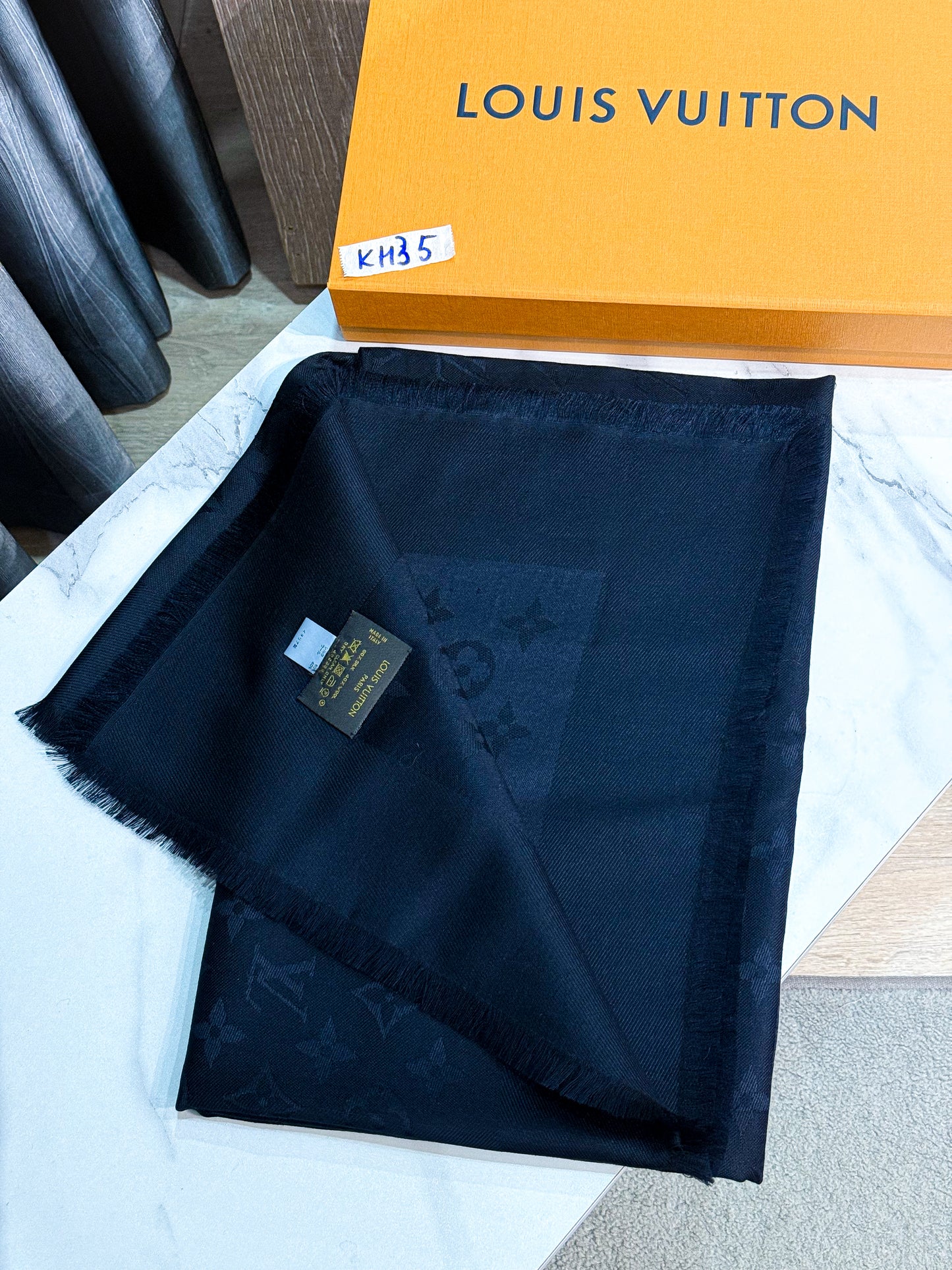 Khăn LV Đen KH35 12/11