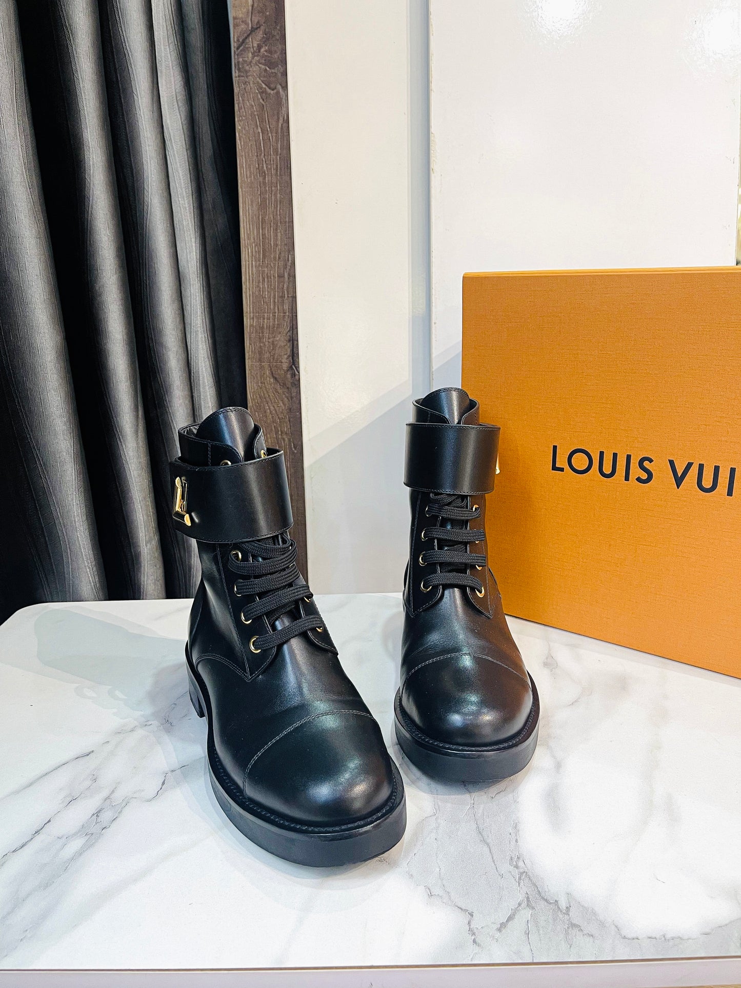 Boot LV Đen Logo Tháo Rời Size 36.5