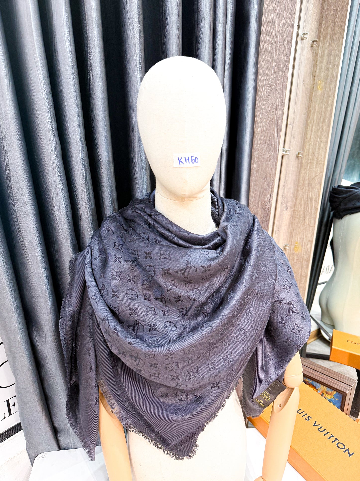 Khăn LV Grey KH60 28/11