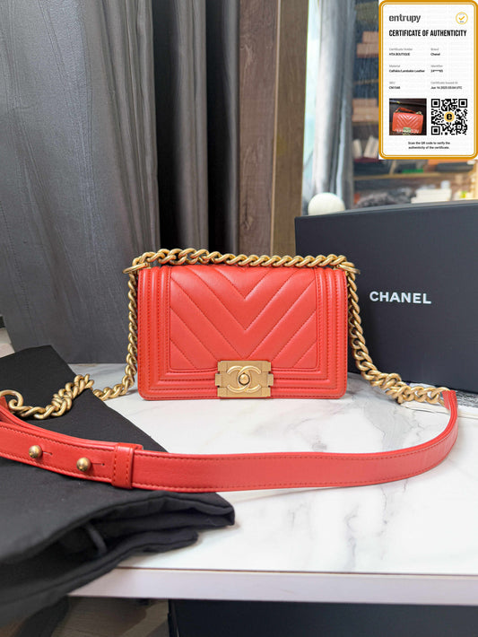 A A Chanel Boy Size S Cam
