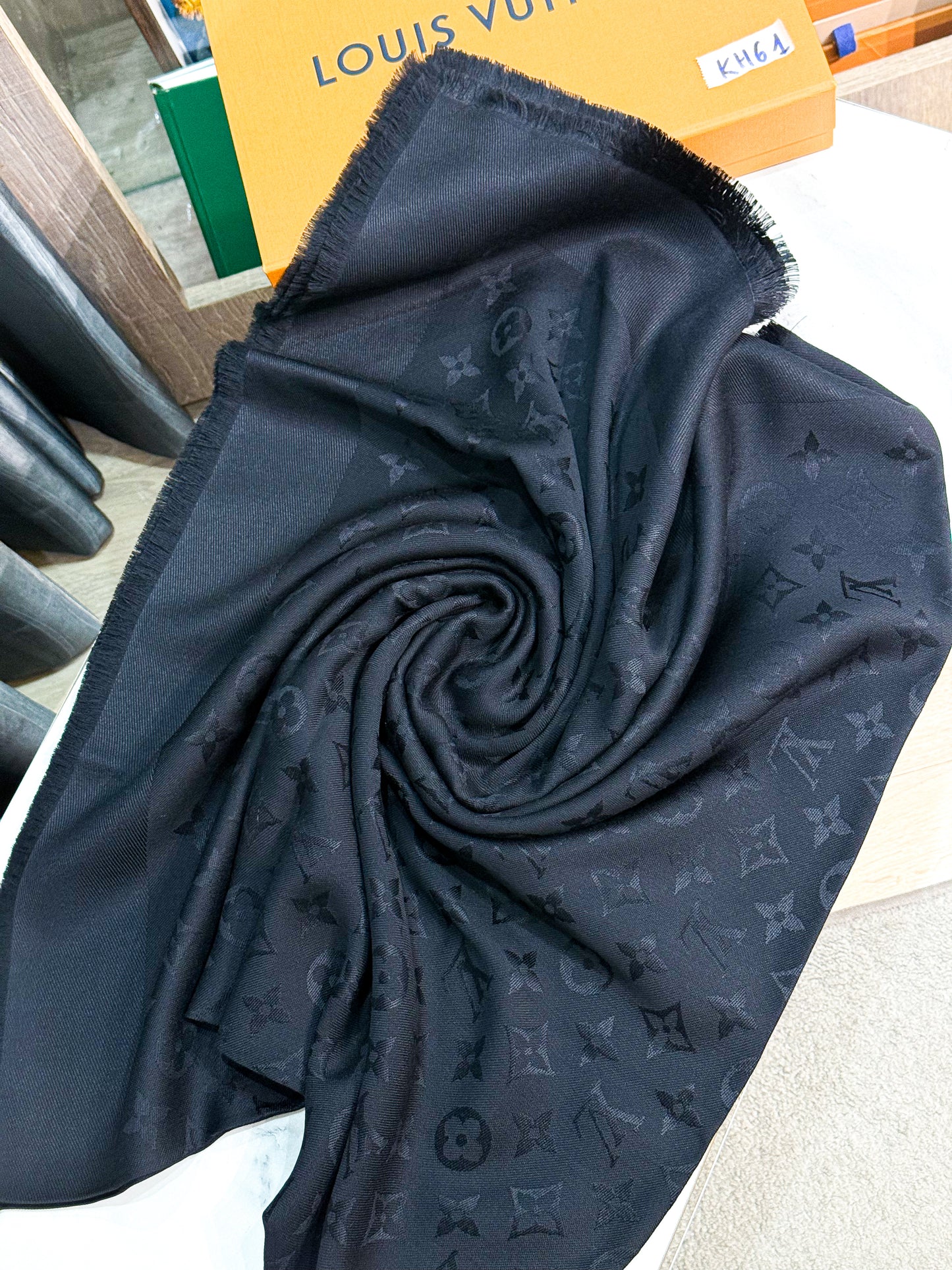 Khăn LV Đen KH61 28/11
