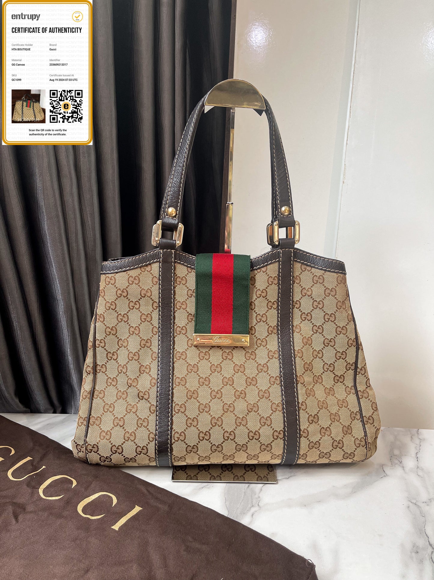 A Gucci Bag Sọc Đỏ