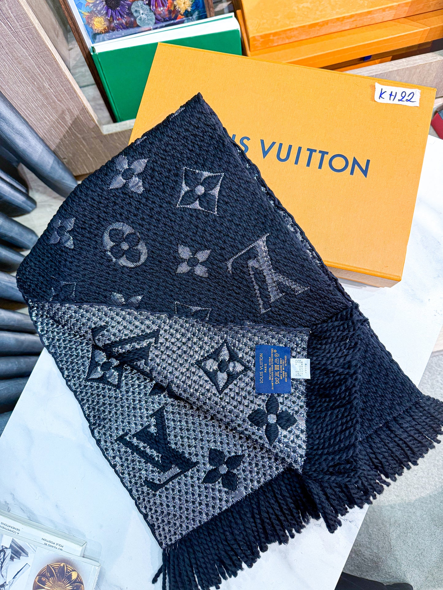 Khăn LV Len Đen Ánh Kim KH22 4/11