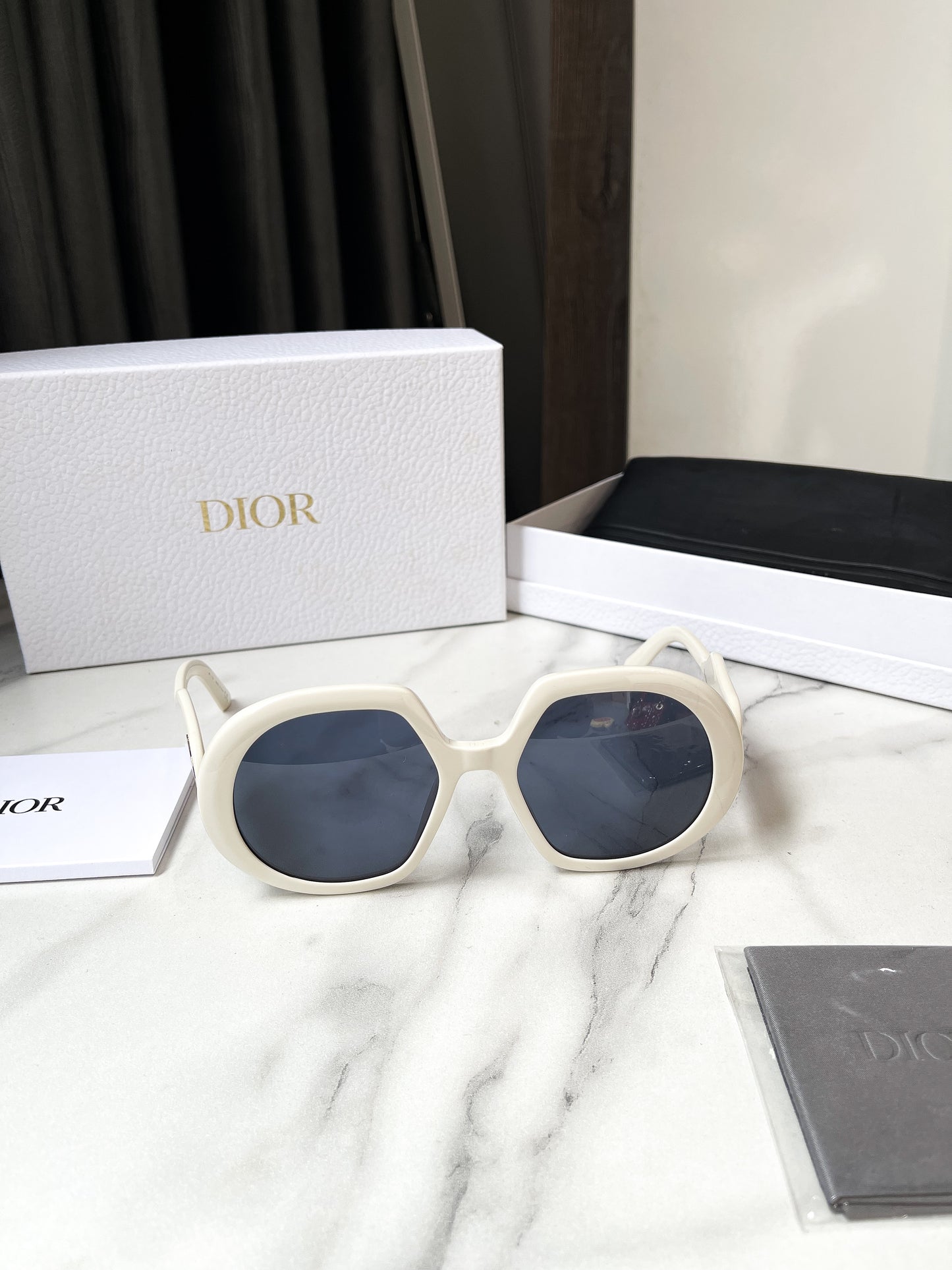 Kính Dior