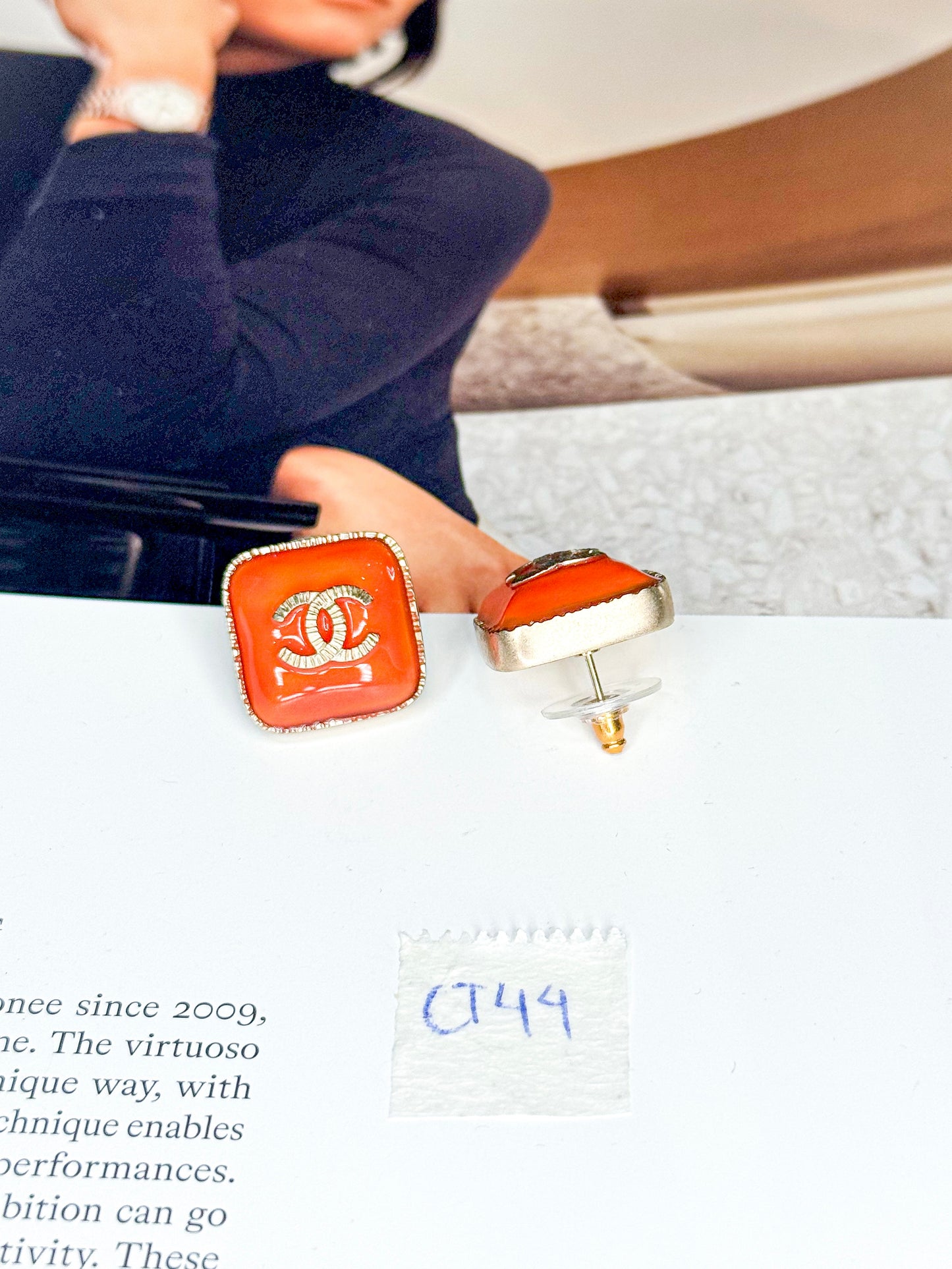 Khuyên Tai Chanel Cam CT44