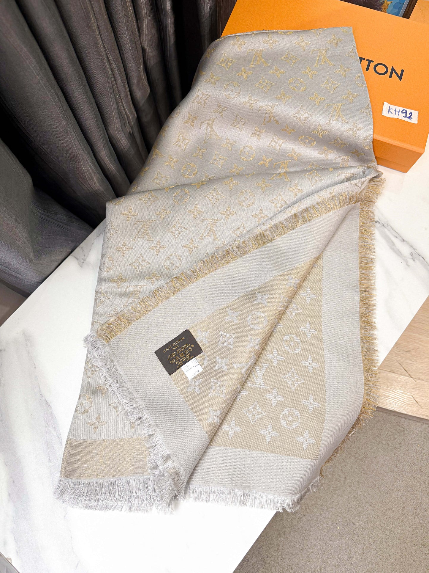 Khăn LV Ánh Kim Ghi Vàng KH92