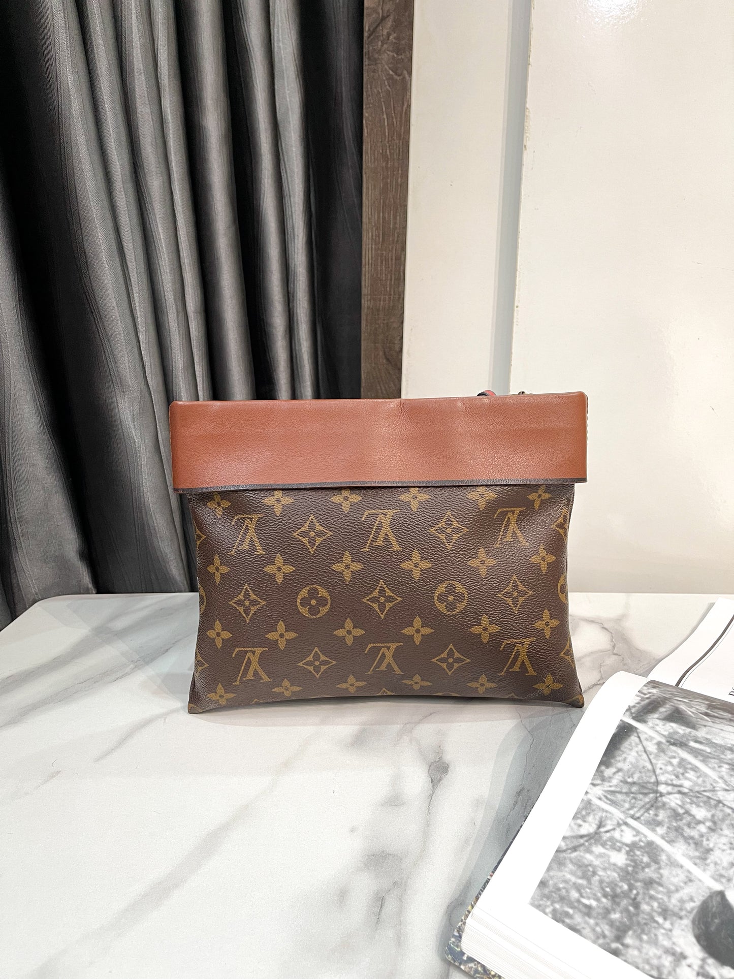 A Pouch LV Mono Miệng Nâu