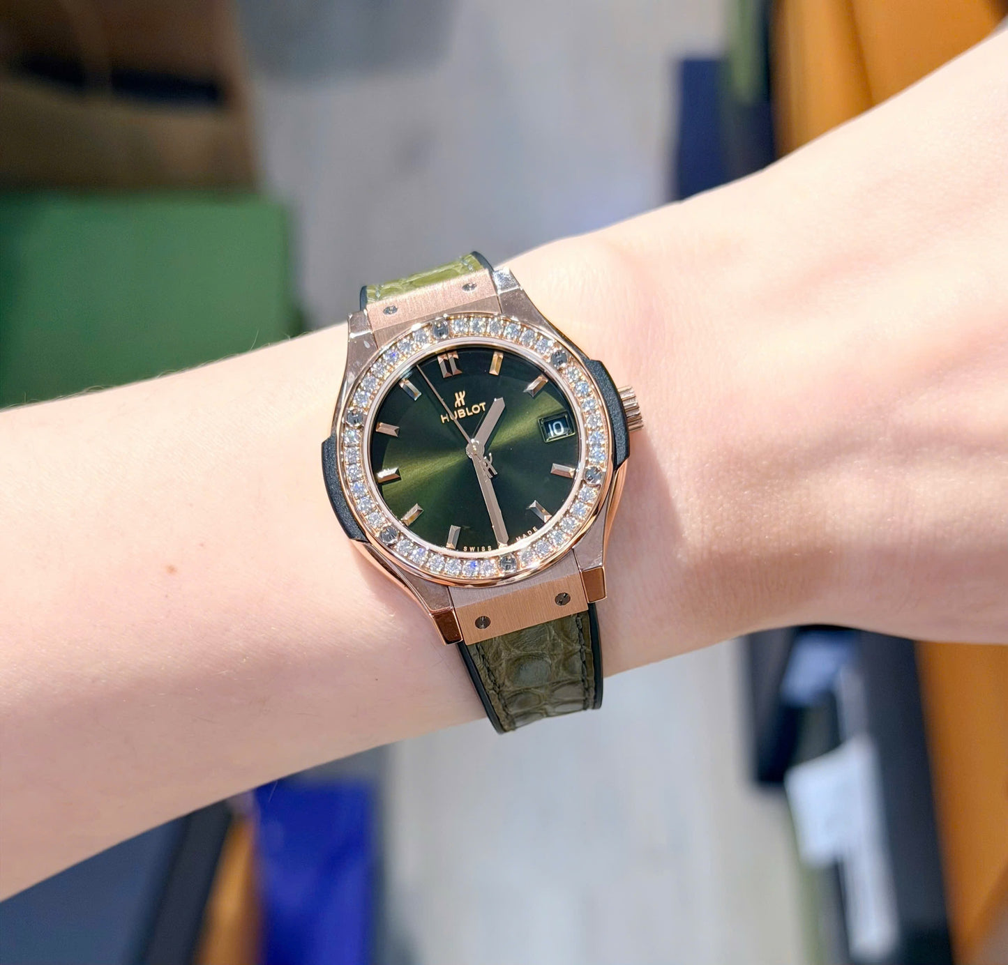 Đồng Hồ Hublot Classic Fusion King Gold 33mm Green Benzel Diamonds