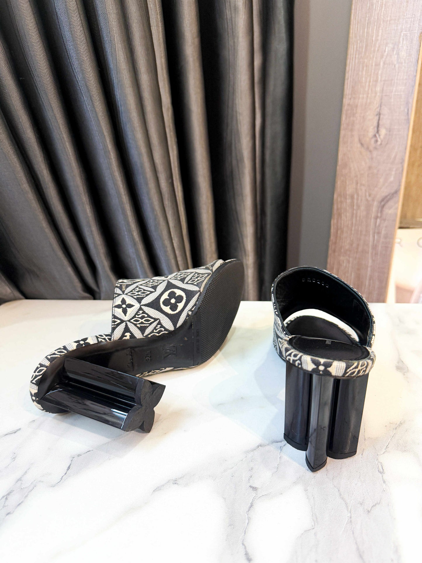 Guốc LV Hoạ Tiết Size 36.5