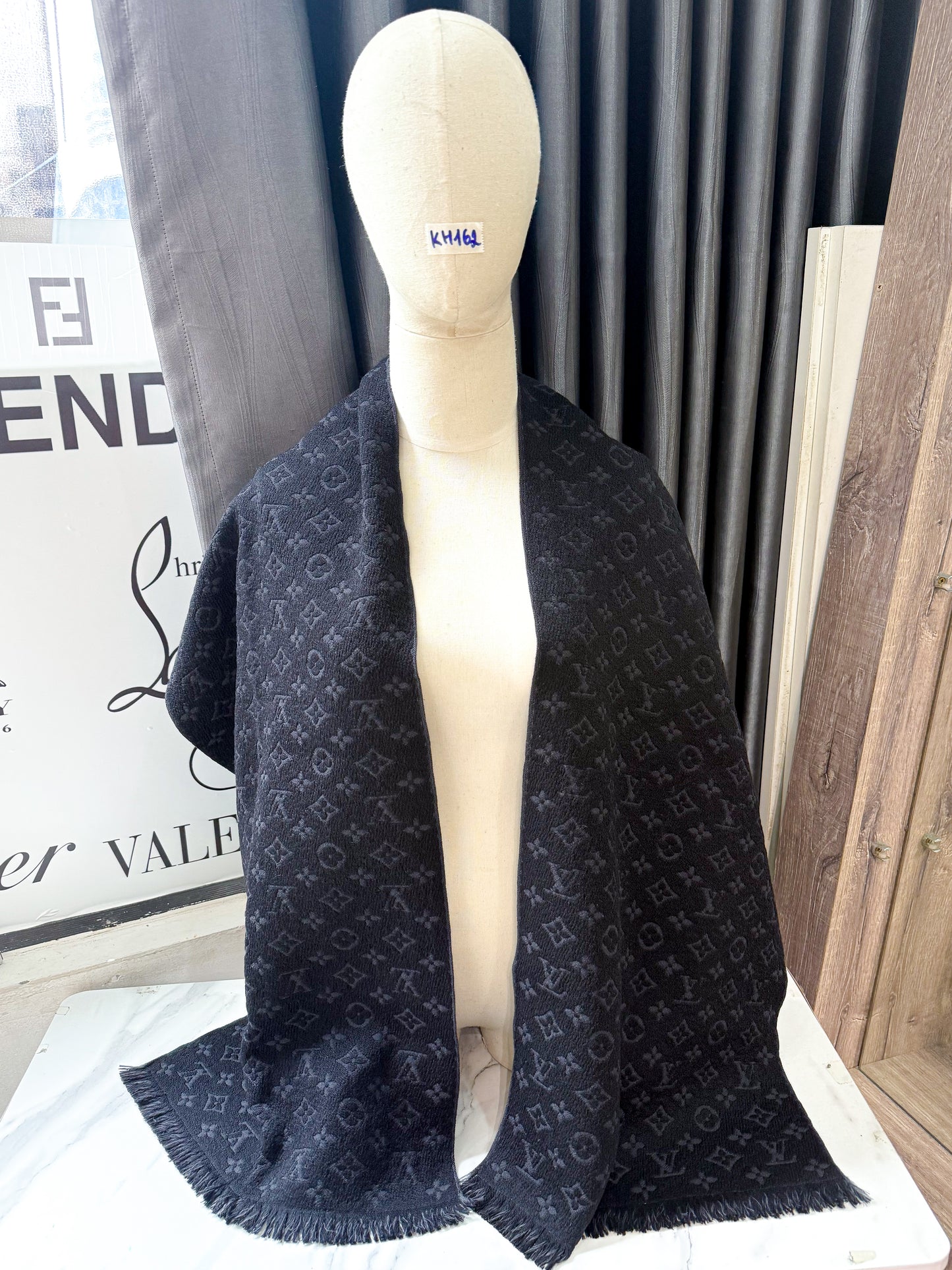 Khăn Len LV Đen - Ghi KH162
