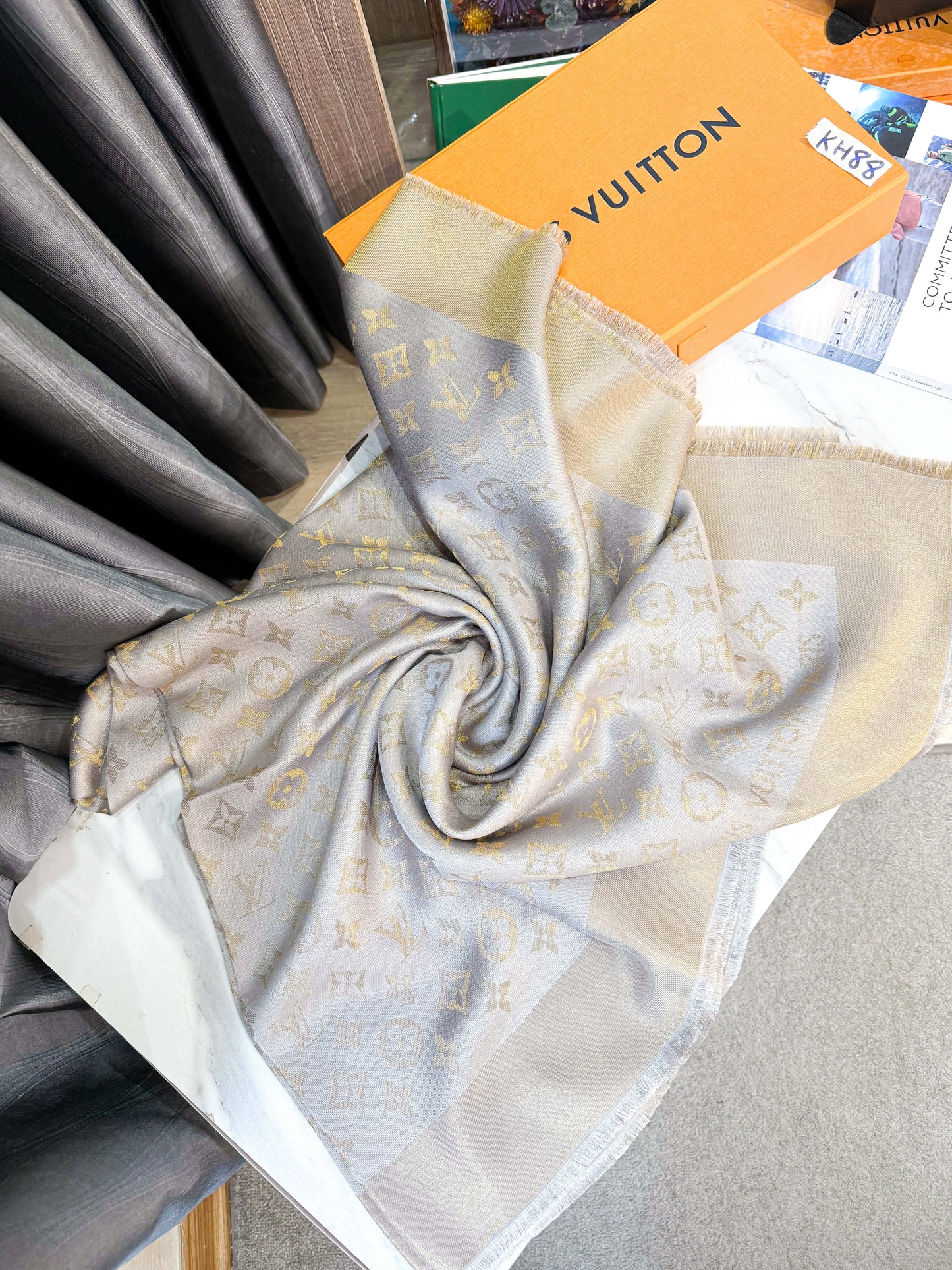 Khăn LV Ánh Kim Ghi Vàng KH88 26/12