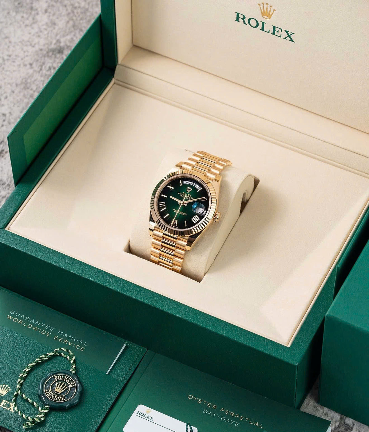 Đồng Hồ Rolex Day-Date 40 228238 Ombré Green