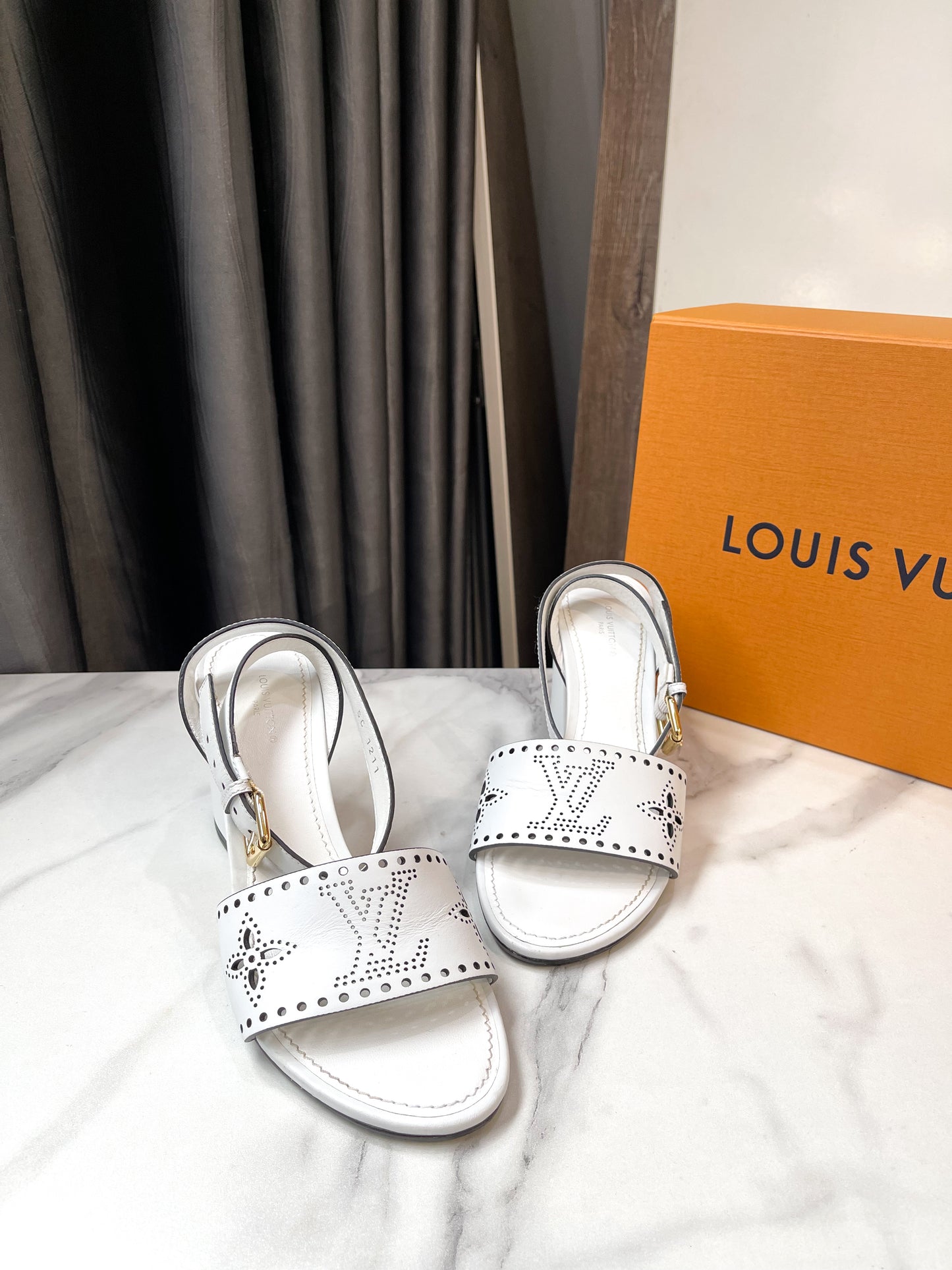 Sandal LV Trắng 37.5