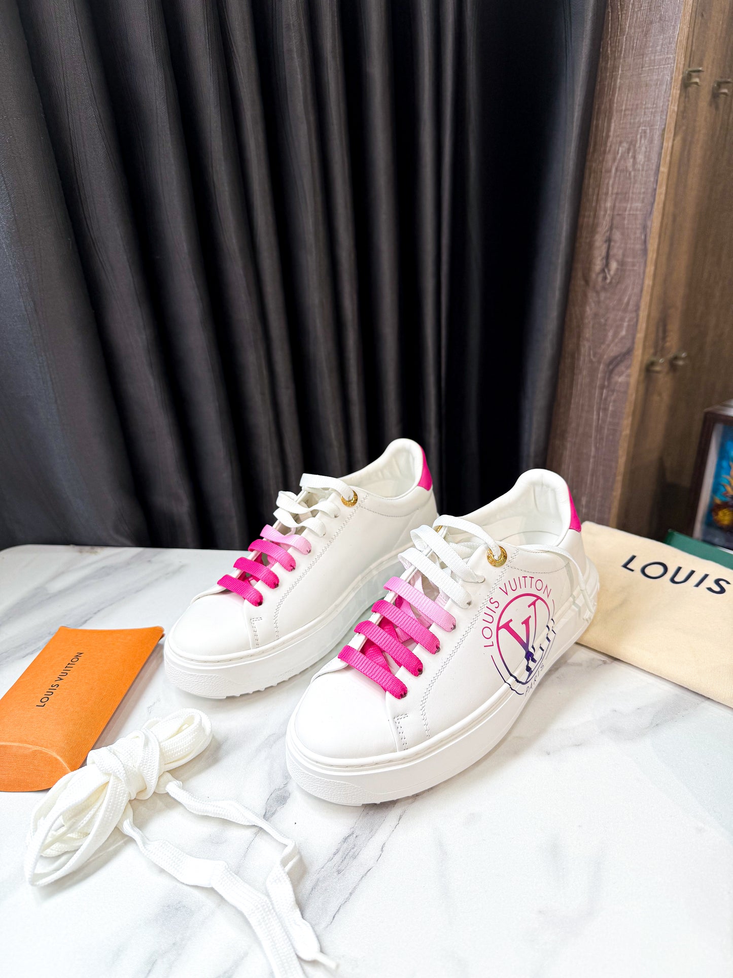 Giày LV Trắng Phối Hồng New Size 36