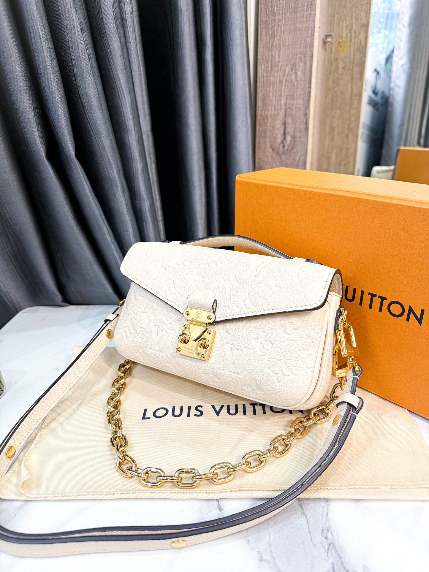 A A LV Metis East West