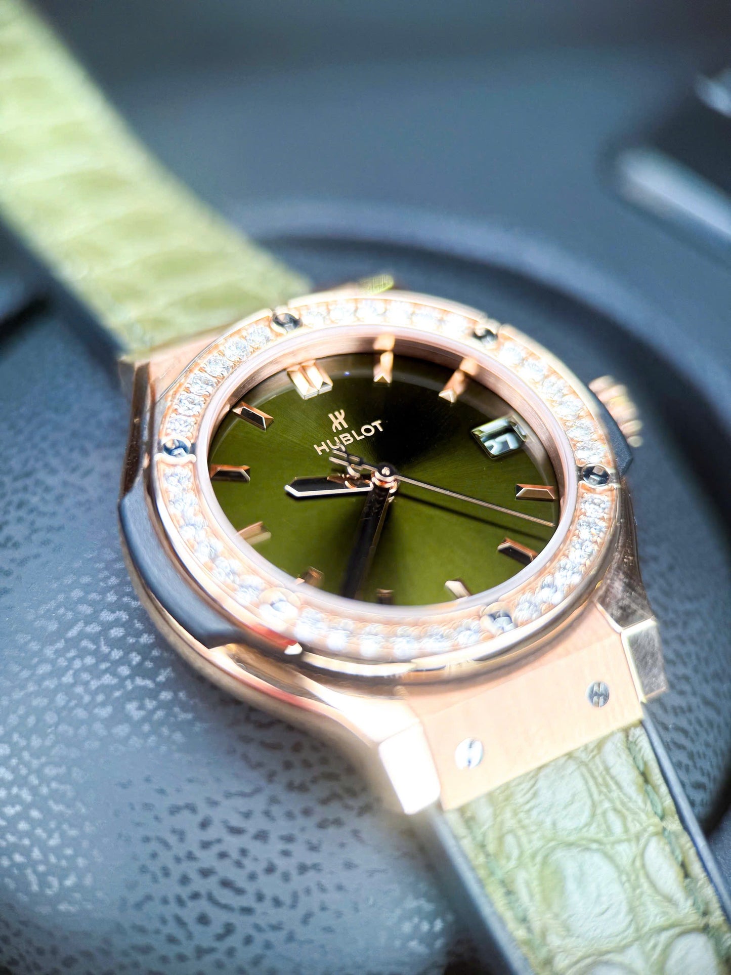 Đồng Hồ Hublot Classic Fusion King Gold 33mm Green Benzel Diamonds