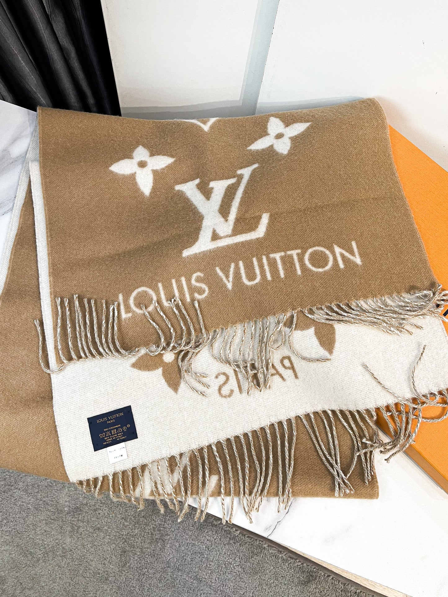 Khăn LV Cashmere Nâu Begie