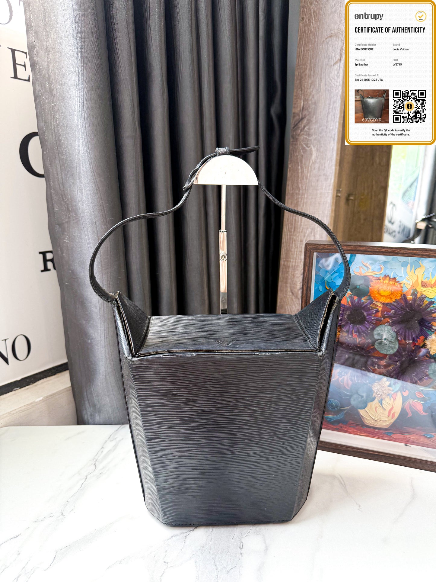 A LV Handbag Epi Đen