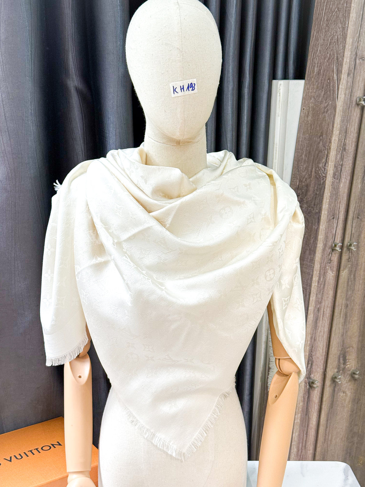 Khăn LV Trắng KH193