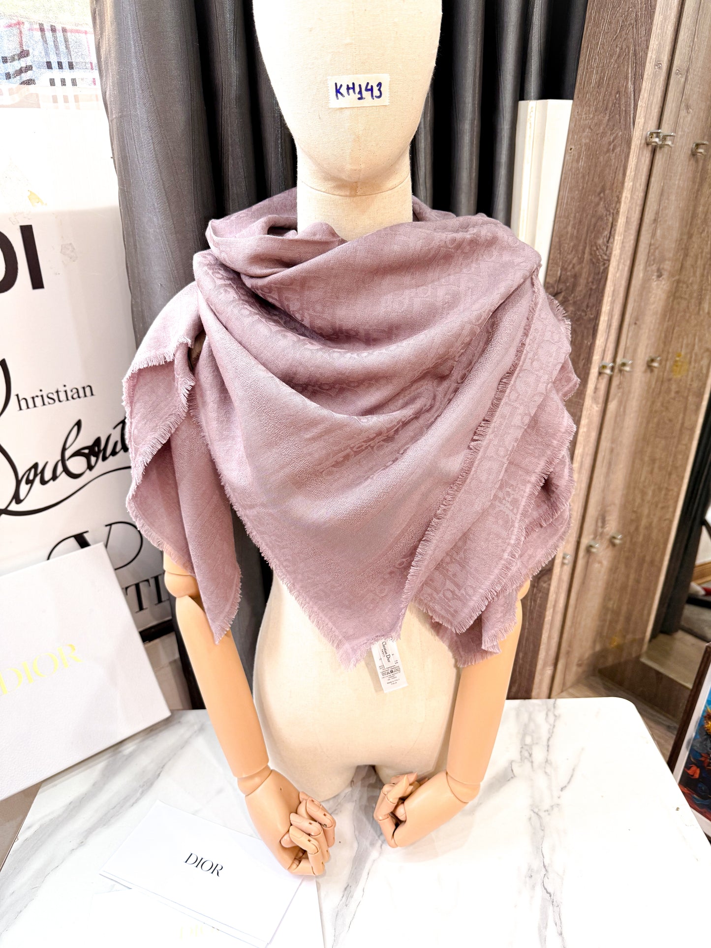 Khăn Dior Khổ 140x140 KH143