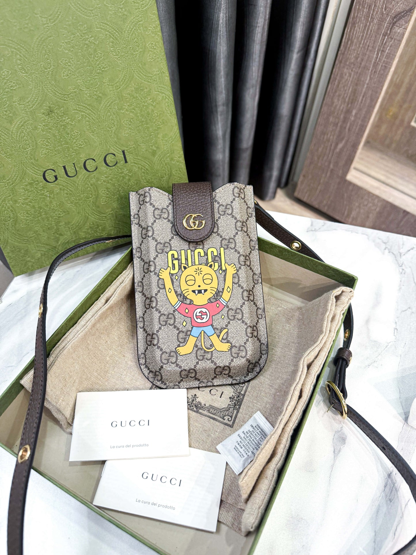 A A Phone Box Gucci Hổ