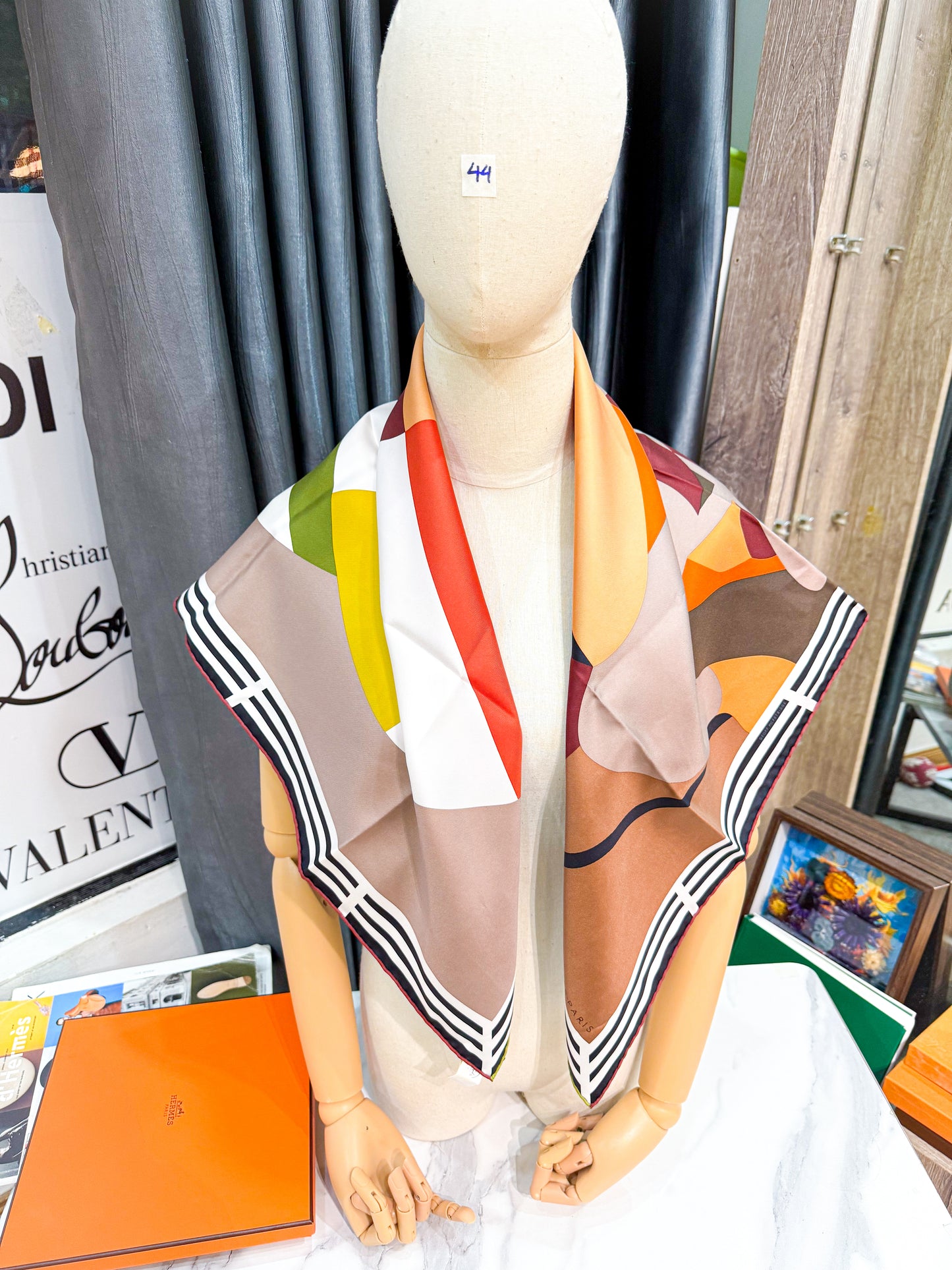 Khăn Lụa Hermes New Khổ 90x90 HN44 4/11