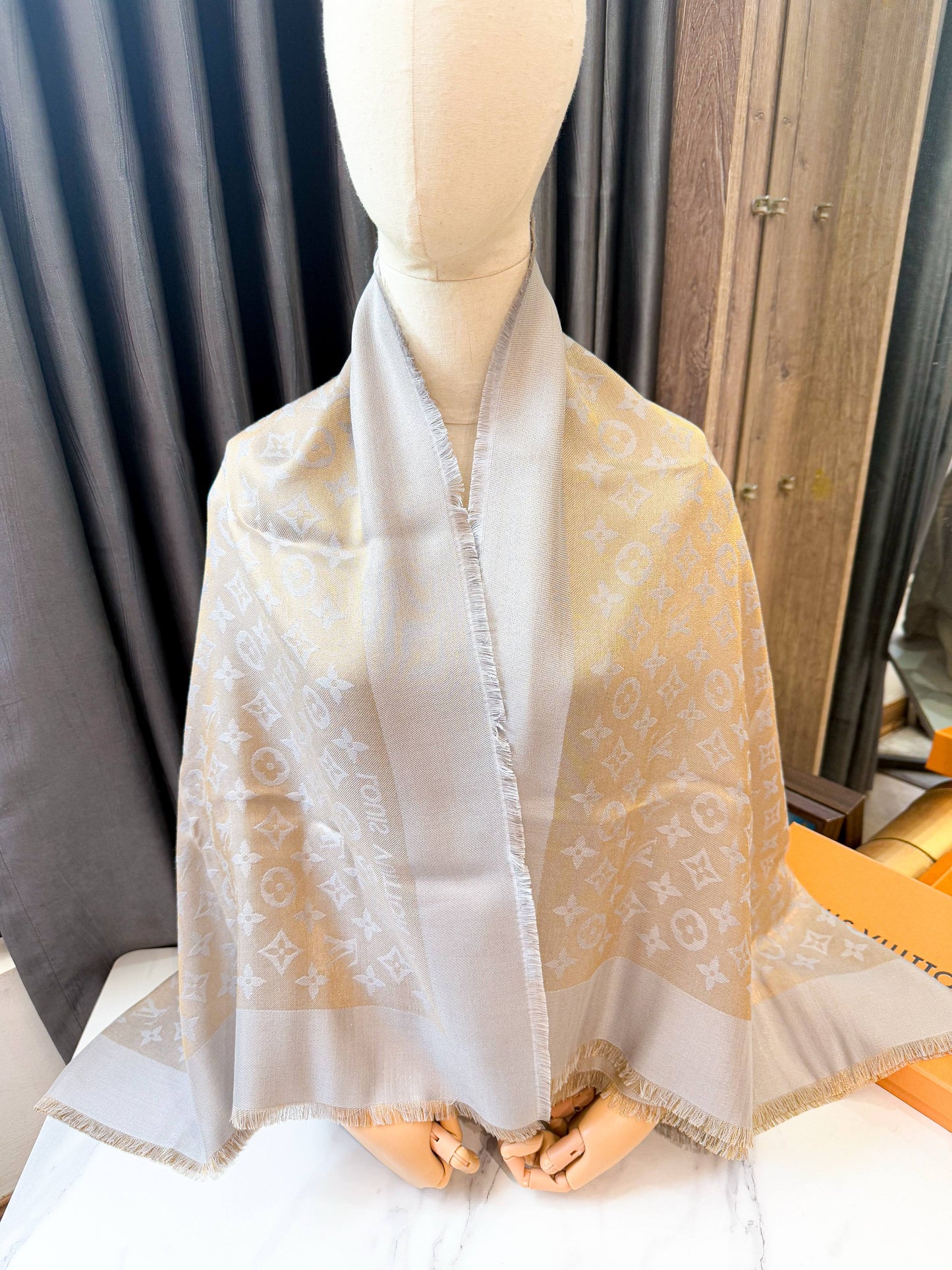 Khăn LV Ánh Kim Ghi Vàng 12/5