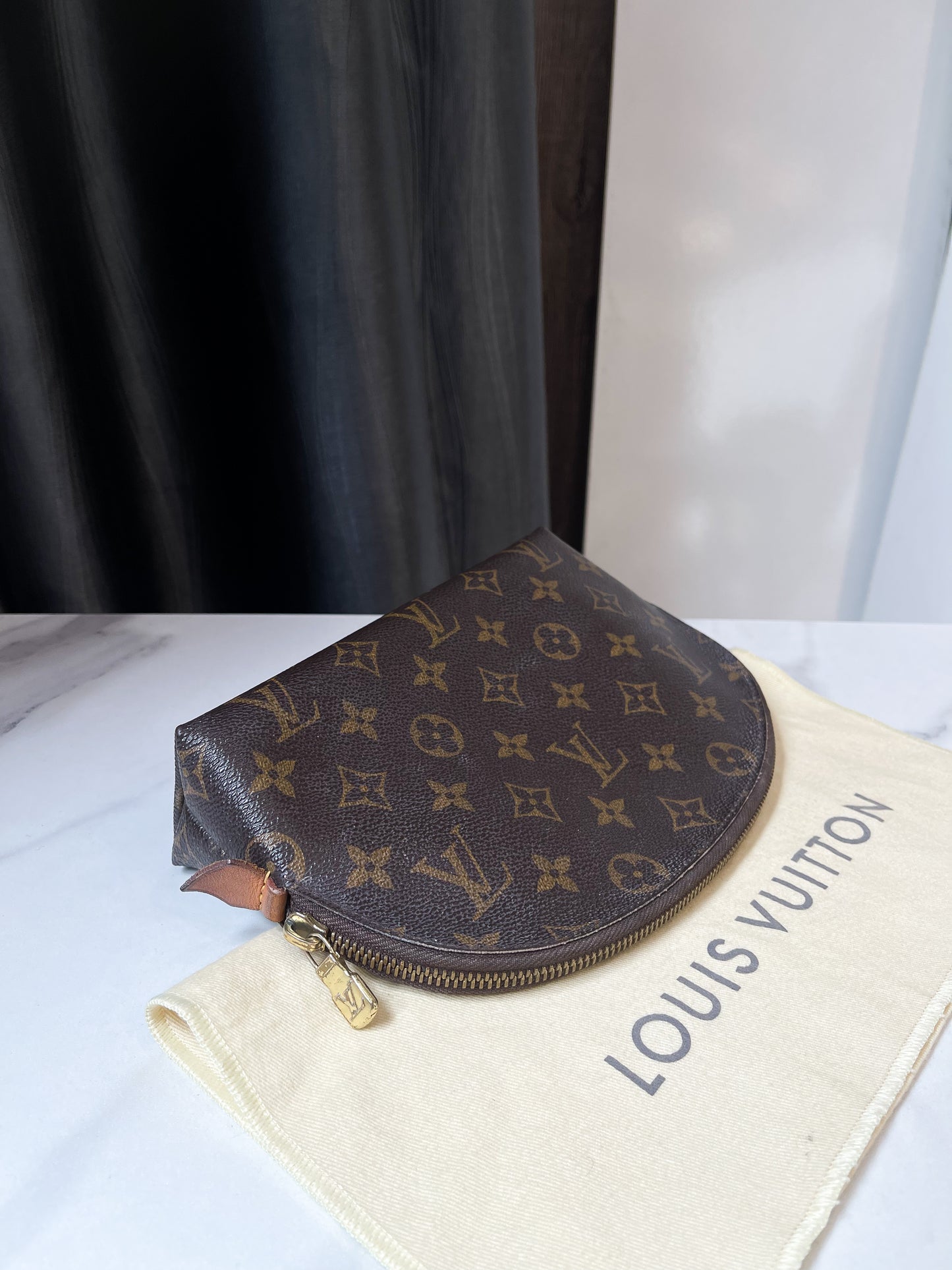 Pouch LV Hến