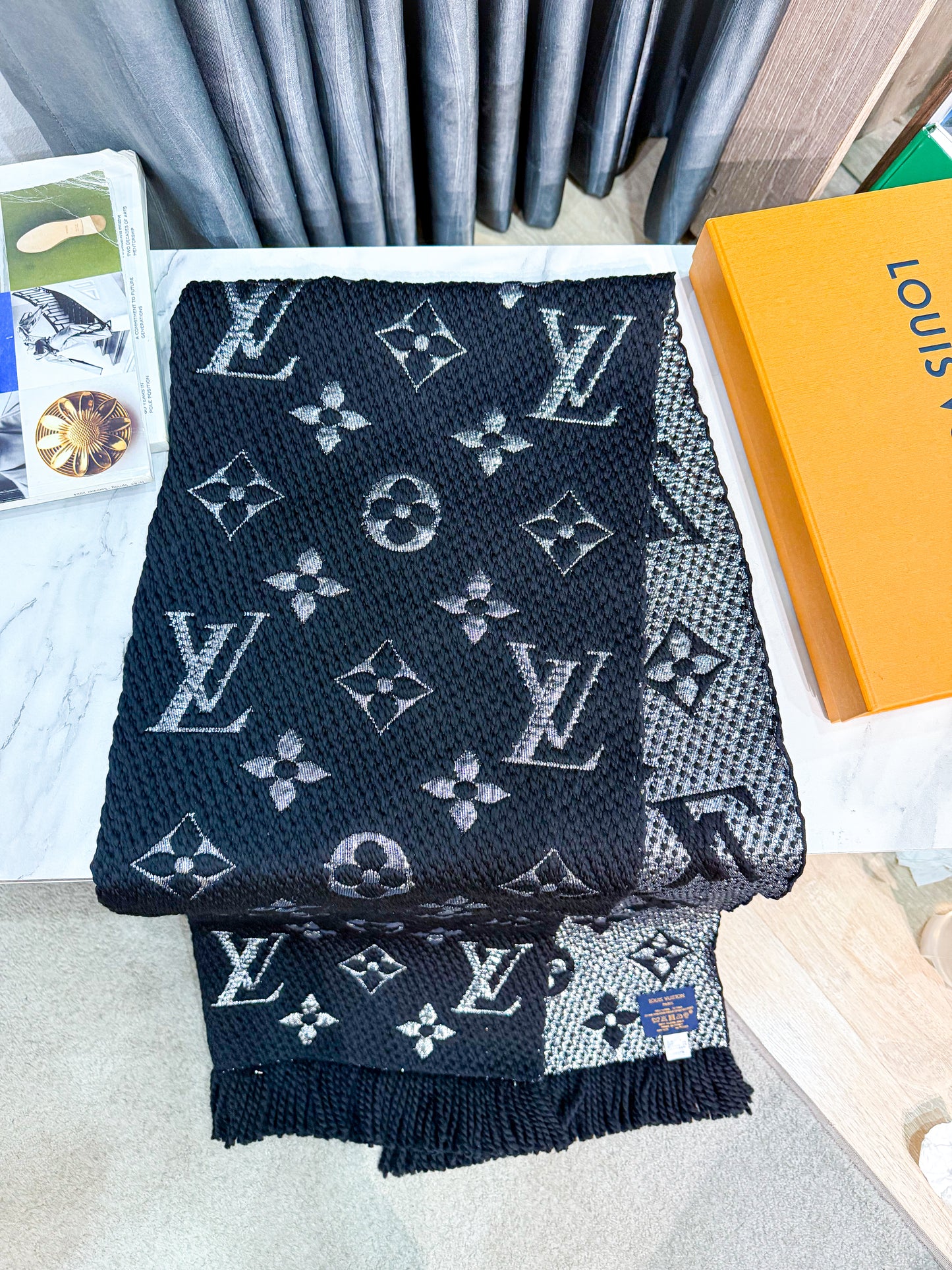 Khăn LV Len Đen Ánh Kim KH22 4/11