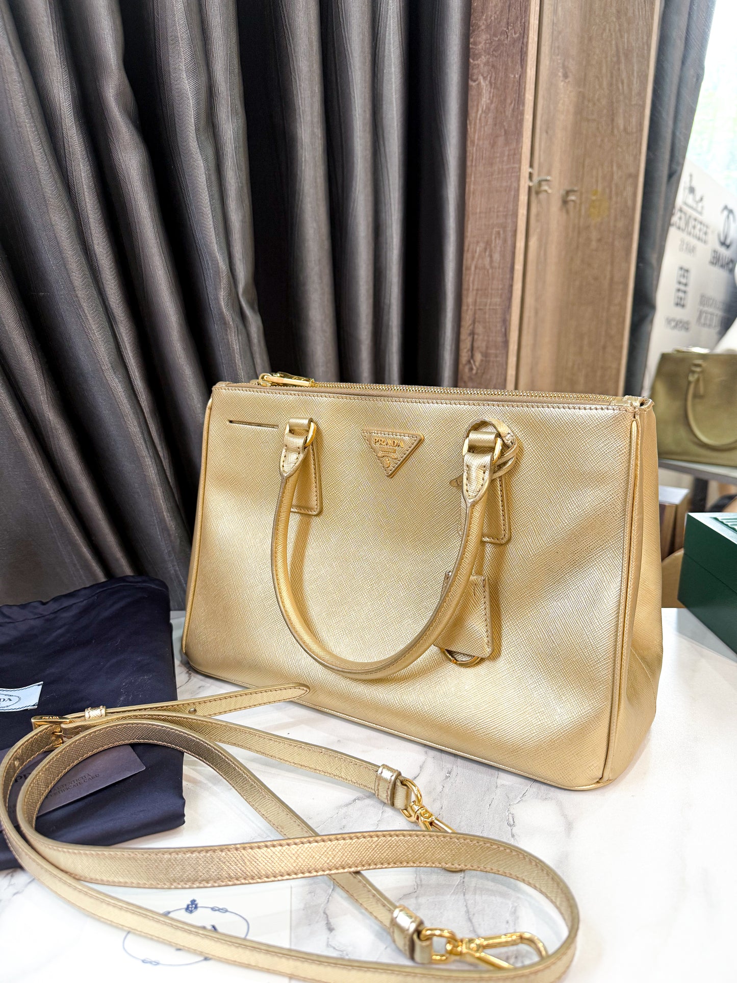 A Prada Nhũ