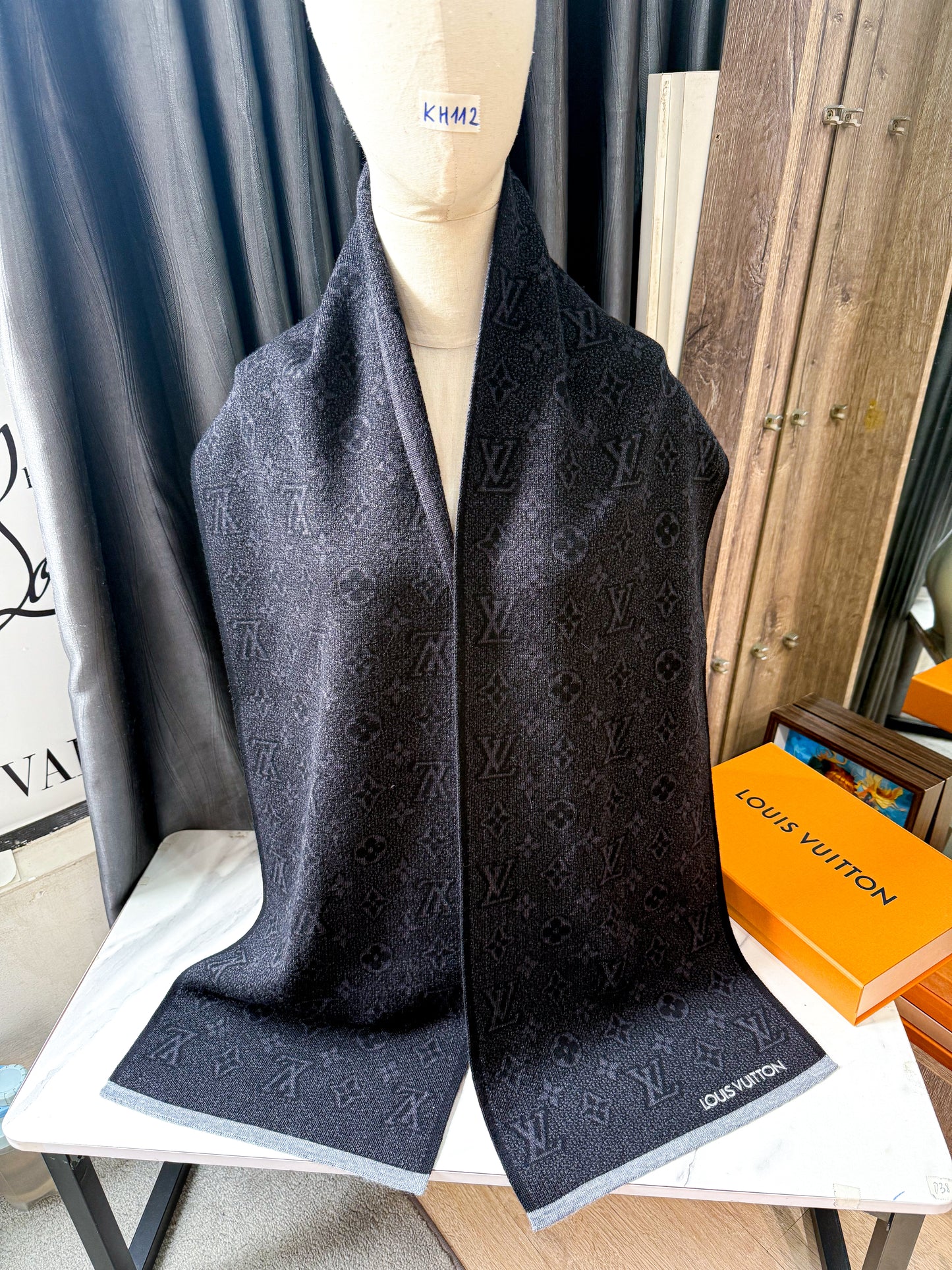 Khăn Len LV Đen Ghi KH112